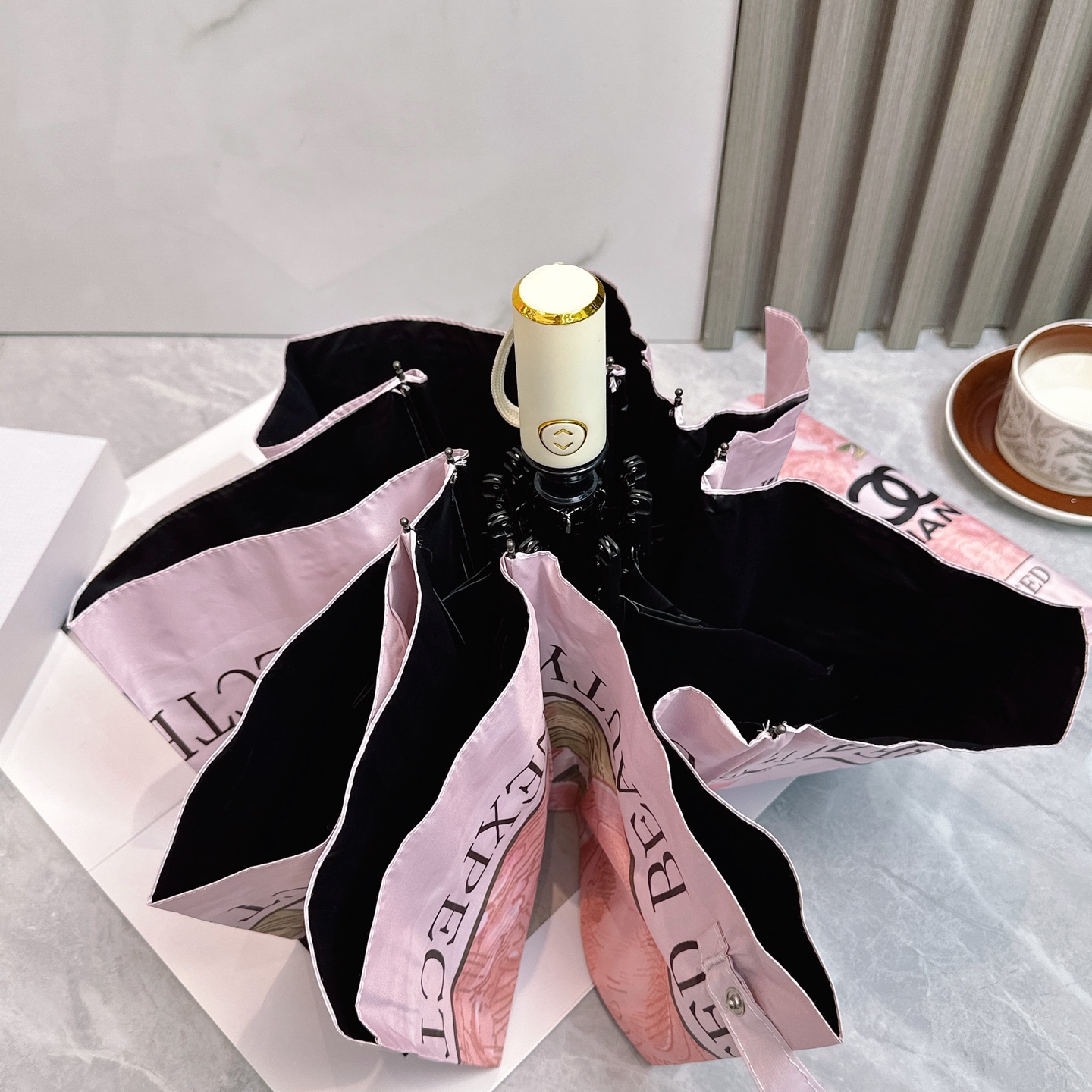  CHANEL（香奈儿）夏季新款 全自动折叠晴雨伞 
黑色涂层防晒有效阻隔紫外线99%，UPF>50 
