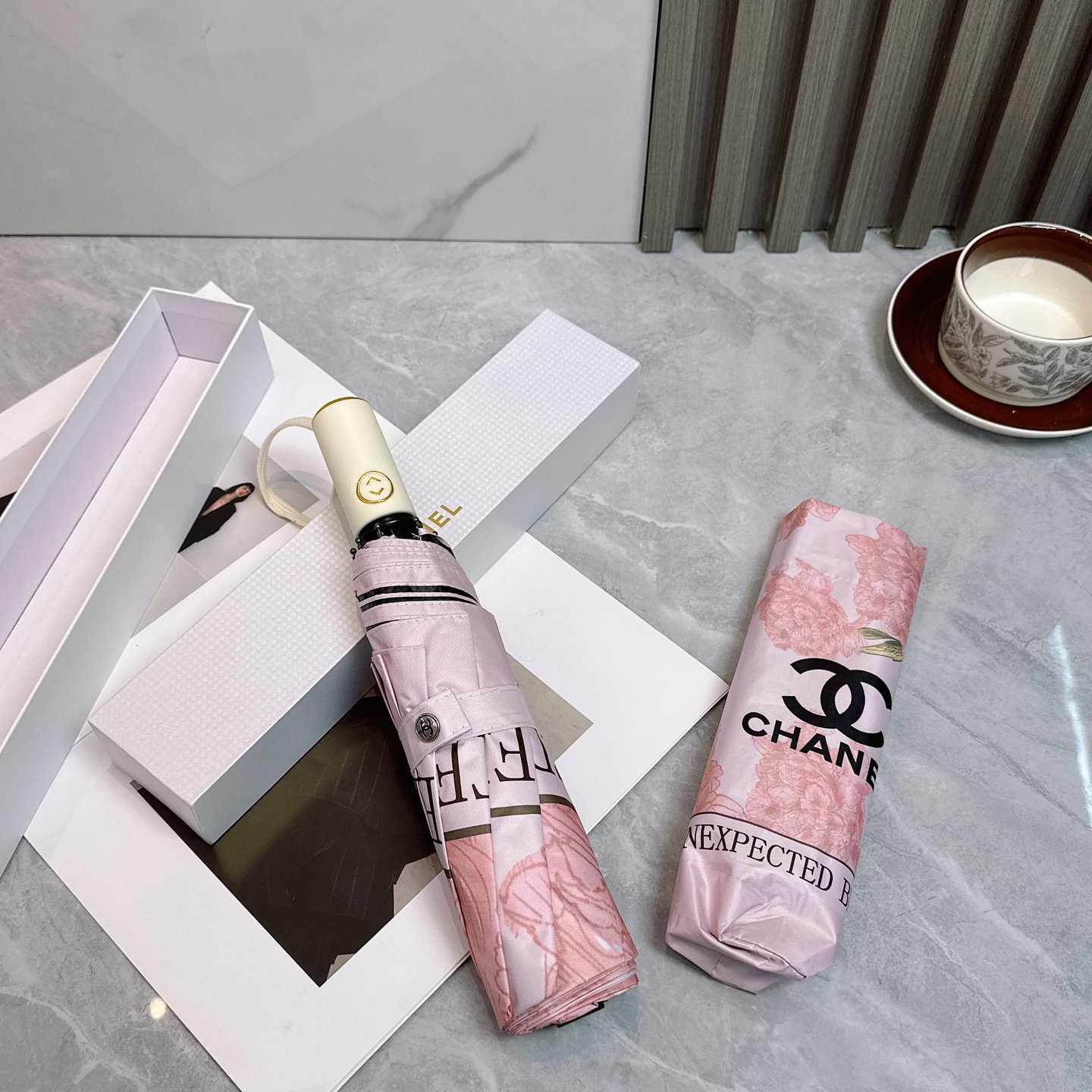  CHANEL（香奈儿）夏季新款 全自动折叠晴雨伞 
黑色涂层防晒有效阻隔紫外线99%，UPF>50 

