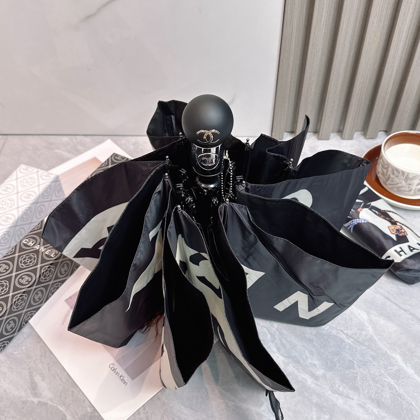 CHANEL（香奈儿）夏季新款 全自动折叠晴雨伞 
黑色涂层防晒有效阻隔紫外线99%，UPF>50 

