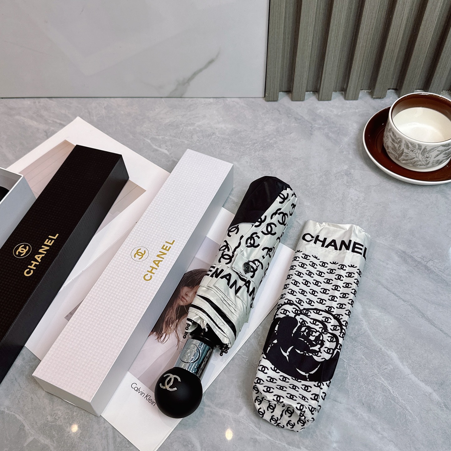  CHANEL（香奈儿）夏季新款 全自动折叠晴雨伞 
黑色涂层防晒有效阻隔紫外线99%，UPF>50 
