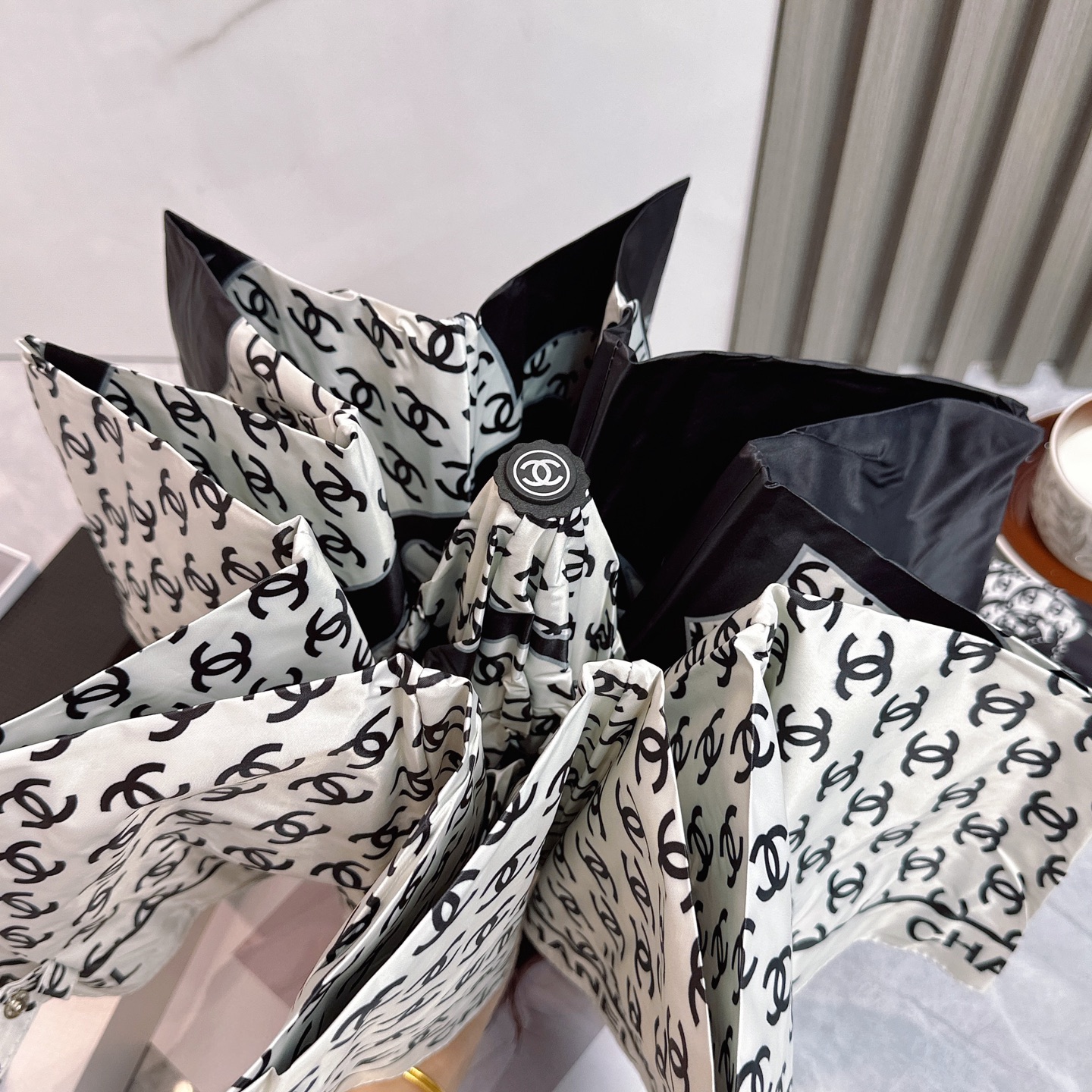  CHANEL（香奈儿）夏季新款 全自动折叠晴雨伞 
黑色涂层防晒有效阻隔紫外线99%，UPF>50 
