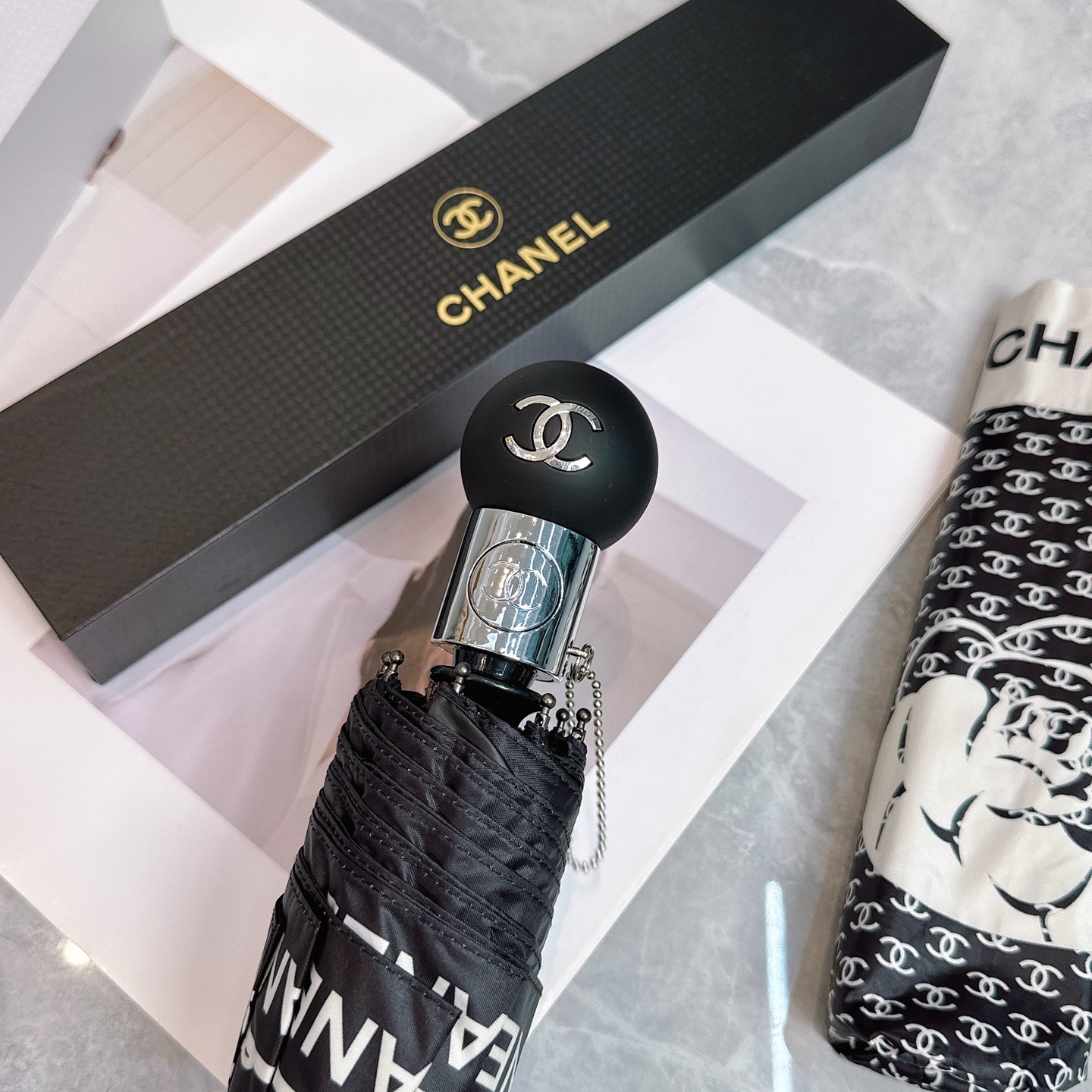  CHANEL（香奈儿）夏季新款 全自动折叠晴雨伞 
黑色涂层防晒有效阻隔紫外线99%，UPF>50 
