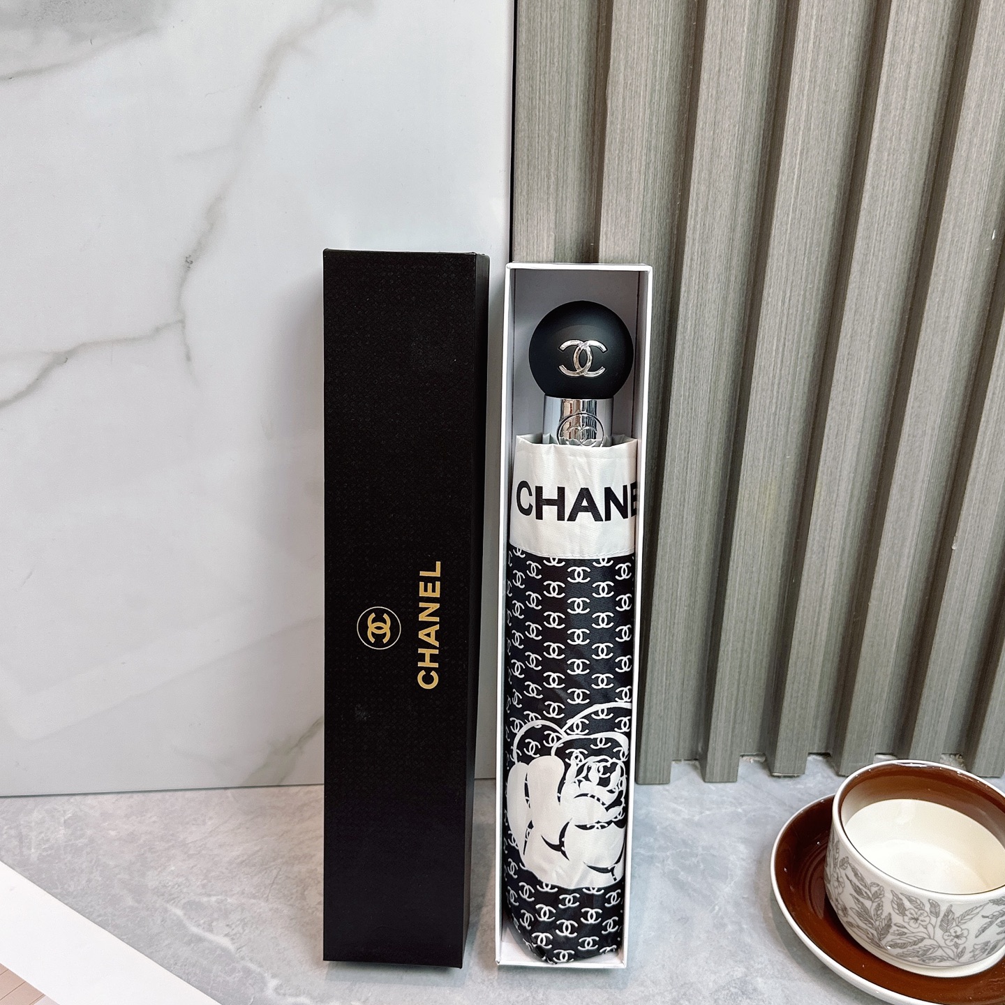  CHANEL（香奈儿）夏季新款 全自动折叠晴雨伞 
黑色涂层防晒有效阻隔紫外线99%，UPF>50 
