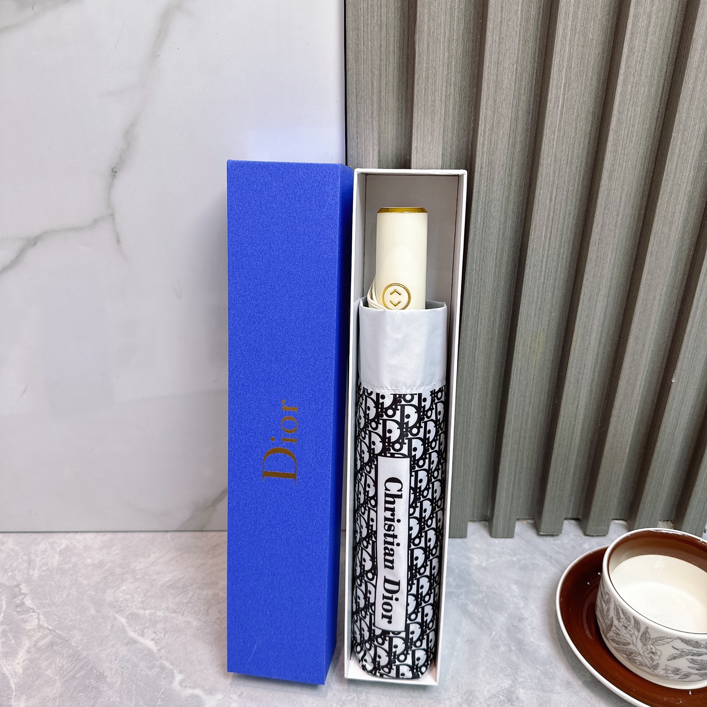  Dior（迪奥）夏季新款 全自动折叠晴雨伞 
黑色涂层防晒有效阻隔紫外线99%，UPF>50 
所以能