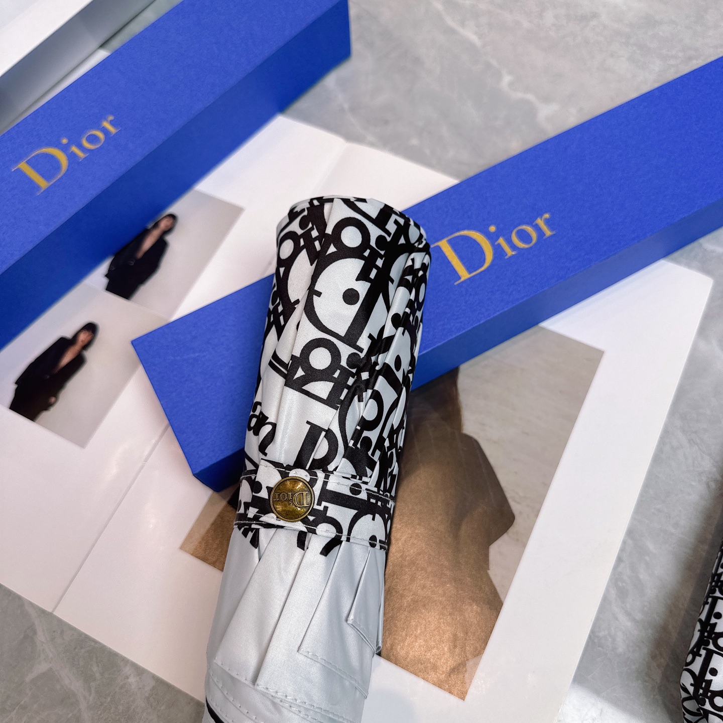  Dior（迪奥）夏季新款 全自动折叠晴雨伞 
黑色涂层防晒有效阻隔紫外线99%，UPF>50 
所以能