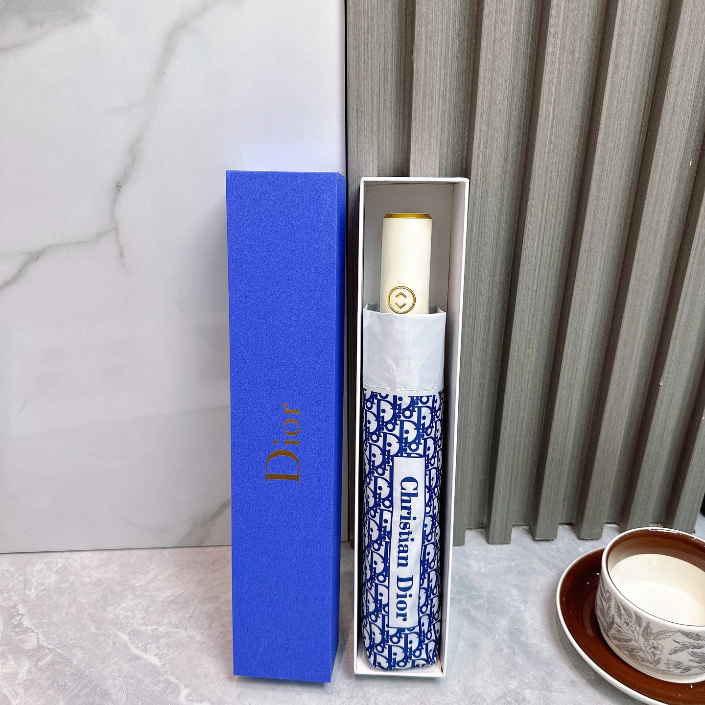 Dior（迪奥）夏季新款 全自动折叠晴雨伞 
黑色涂层防晒有效阻隔紫外线99%，UPF>50 
所以能