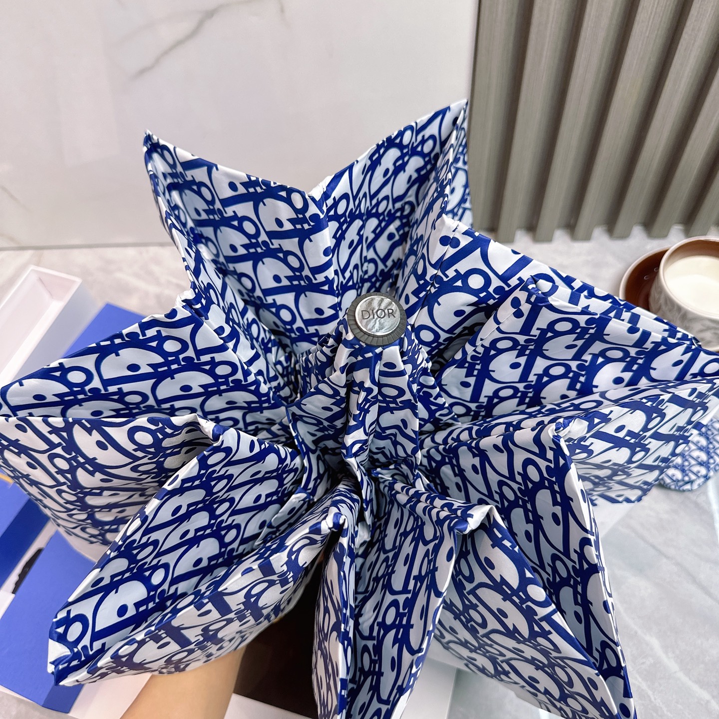  Dior（迪奥）夏季新款 全自动折叠晴雨伞 
黑色涂层防晒有效阻隔紫外线99%，UPF>50 
所以能