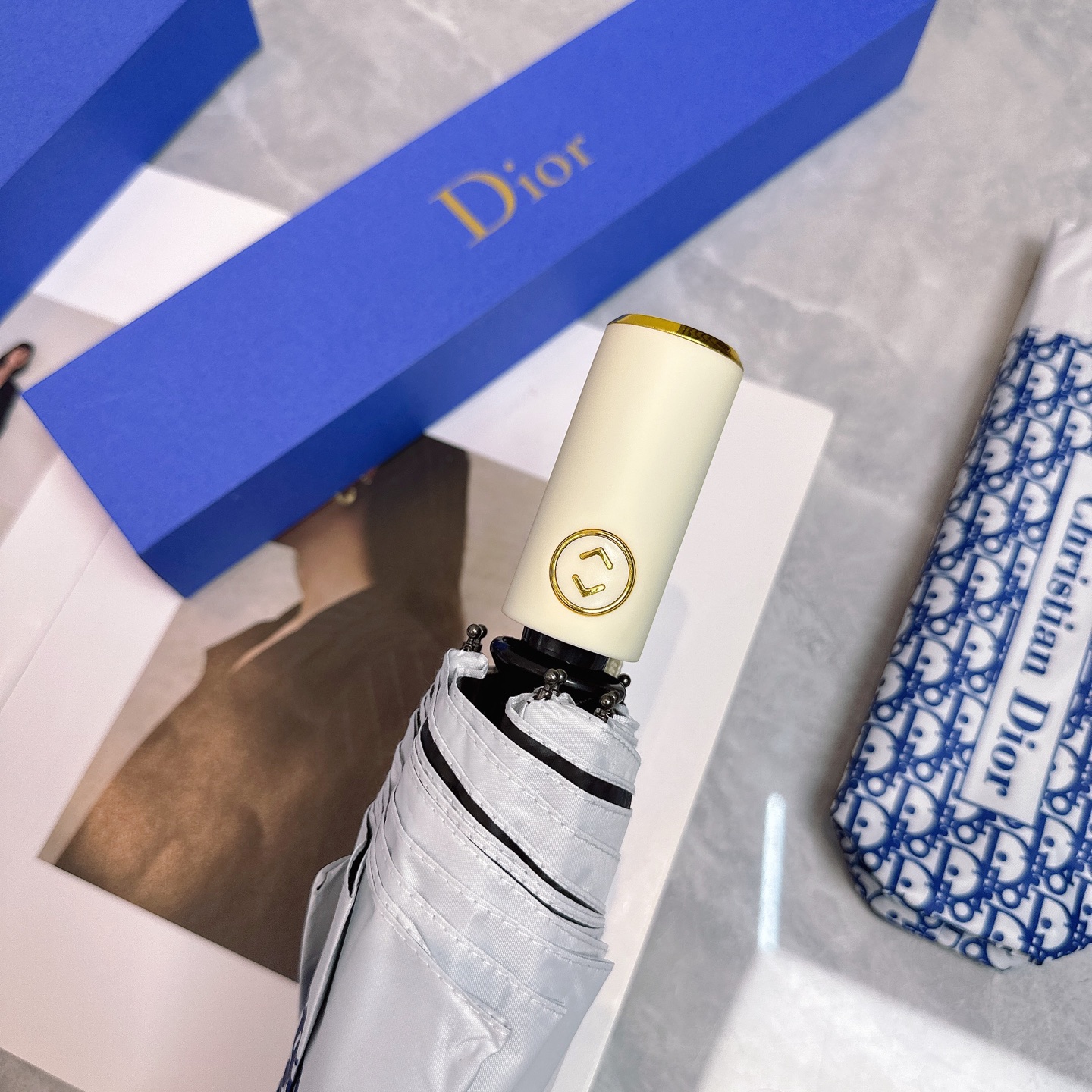  Dior（迪奥）夏季新款 全自动折叠晴雨伞 
黑色涂层防晒有效阻隔紫外线99%，UPF>50 
所以能