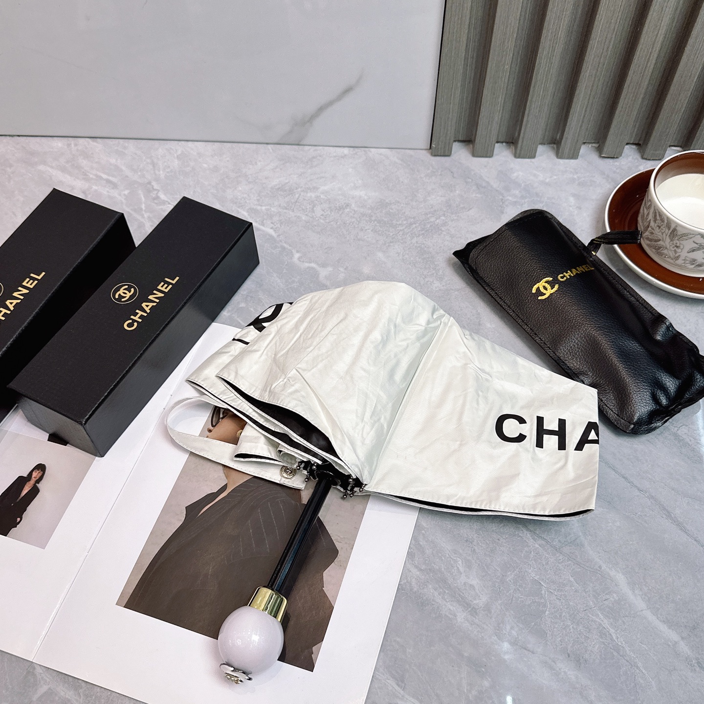  CHANEL（香奈儿） 珍珠手柄配皮套伞套 2024新款 五折 折叠晴雨伞  时尚原单代工品质 细节精