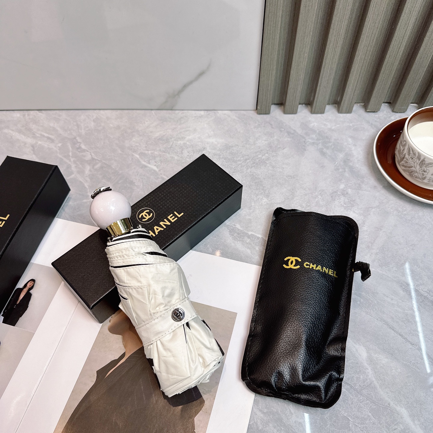  CHANEL（香奈儿） 珍珠手柄配皮套伞套 2024新款 五折 折叠晴雨伞  时尚原单代工品质 细节精