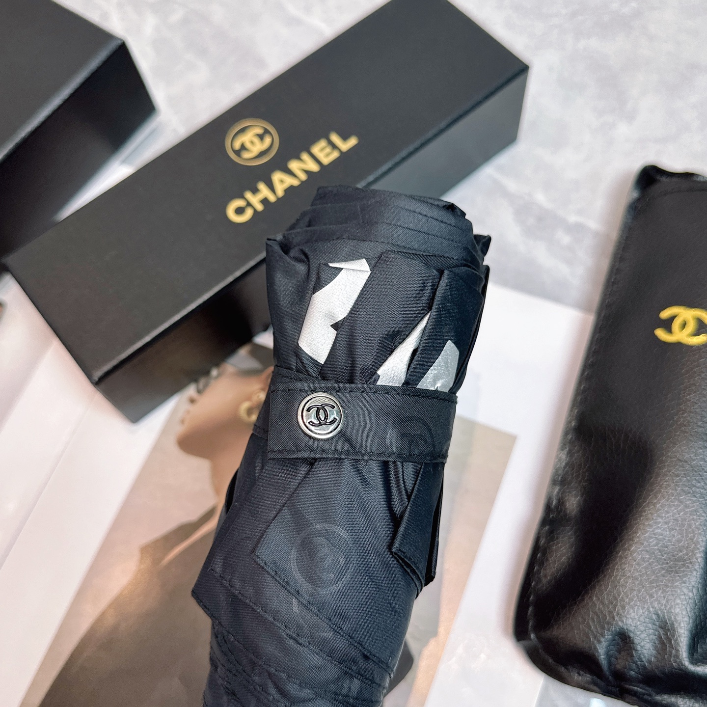  CHANEL（香奈儿） 珍珠手柄配皮套伞套 2024新款 五折 折叠晴雨伞  时尚原单代工品质 细节精