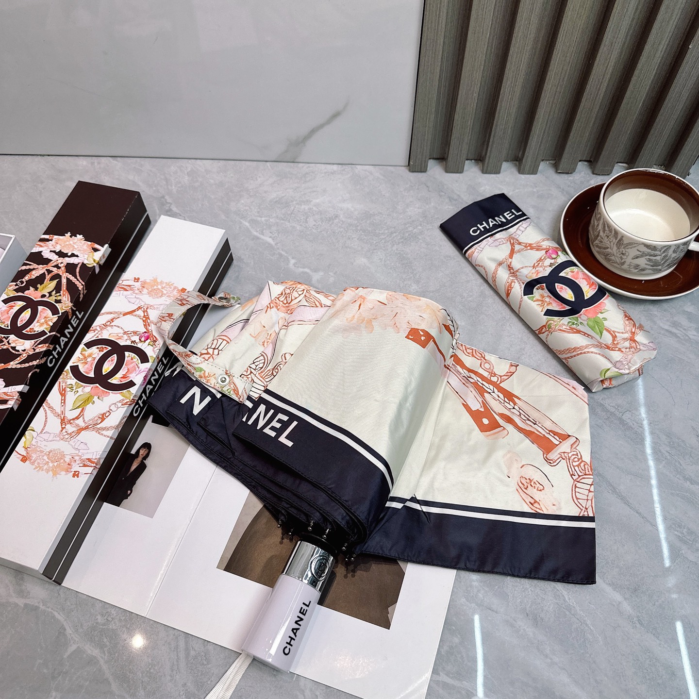  CHANEL（香奈儿）2025夏季新款 全自动折叠晴雨伞 
黑色涂层防晒有效阻隔紫外线99%，UPF>
