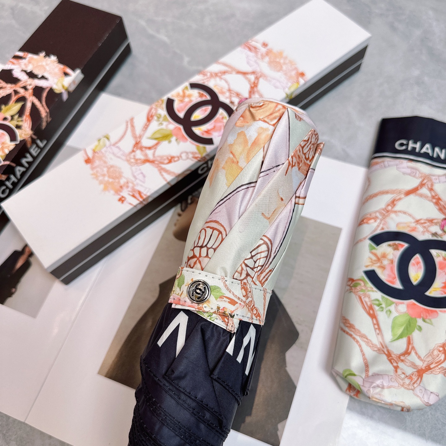  CHANEL（香奈儿）2025夏季新款 全自动折叠晴雨伞 
黑色涂层防晒有效阻隔紫外线99%，UPF>