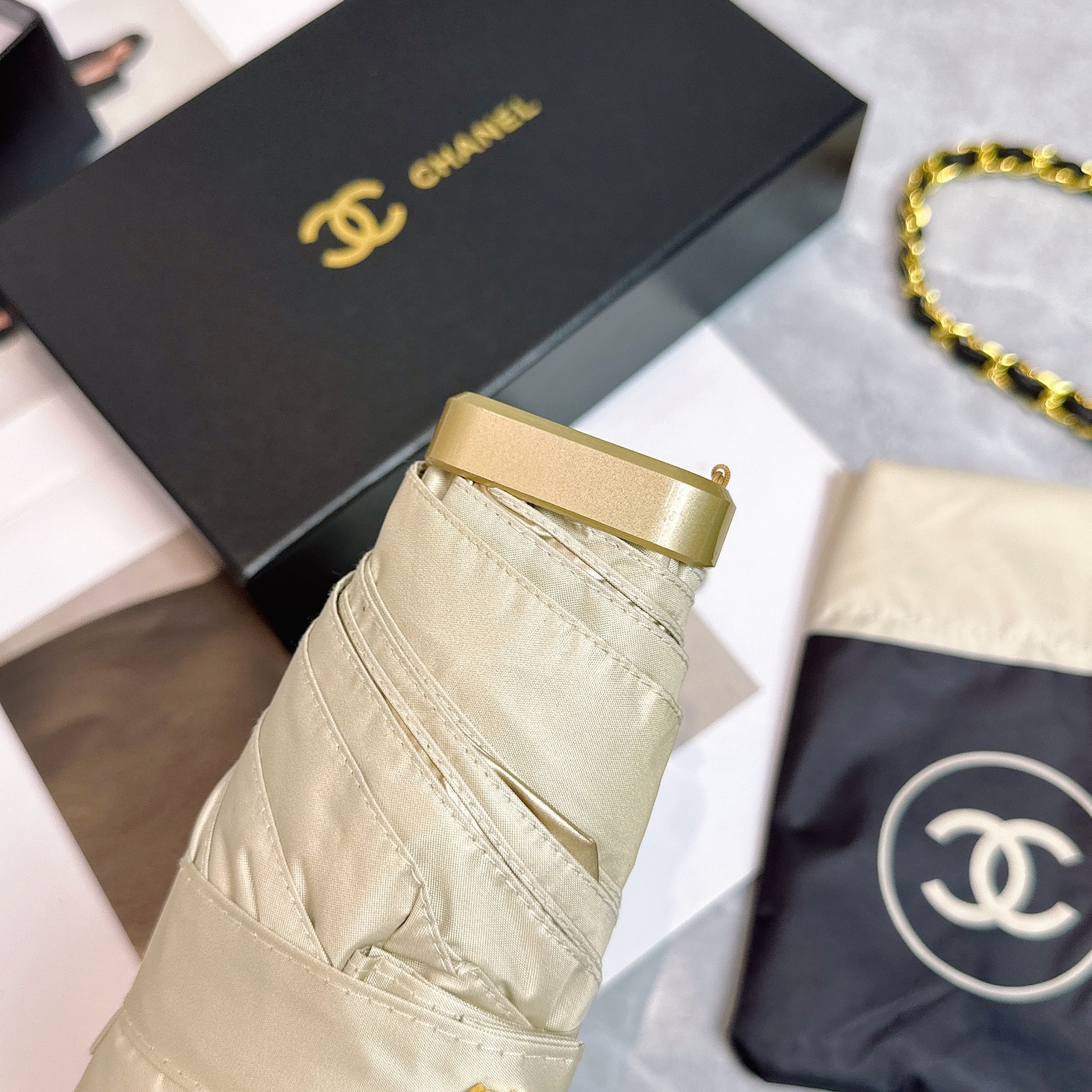  CHANEL（香奈儿）2025夏季新款 拼接五折晴雨伞 配送链包配套礼盒 链包可放手机 ，时尚博主人手