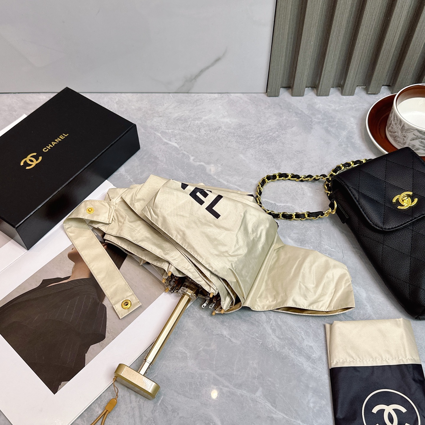  CHANEL（香奈儿）2025夏季新款 拼接五折晴雨伞 配送链包配套礼盒 链包可放手机 ，时尚博主人手