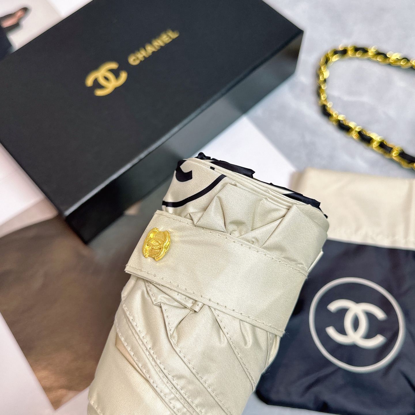  CHANEL（香奈儿）2025夏季新款 拼接五折晴雨伞 配送链包配套礼盒 链包可放手机 ，时尚博主人手
