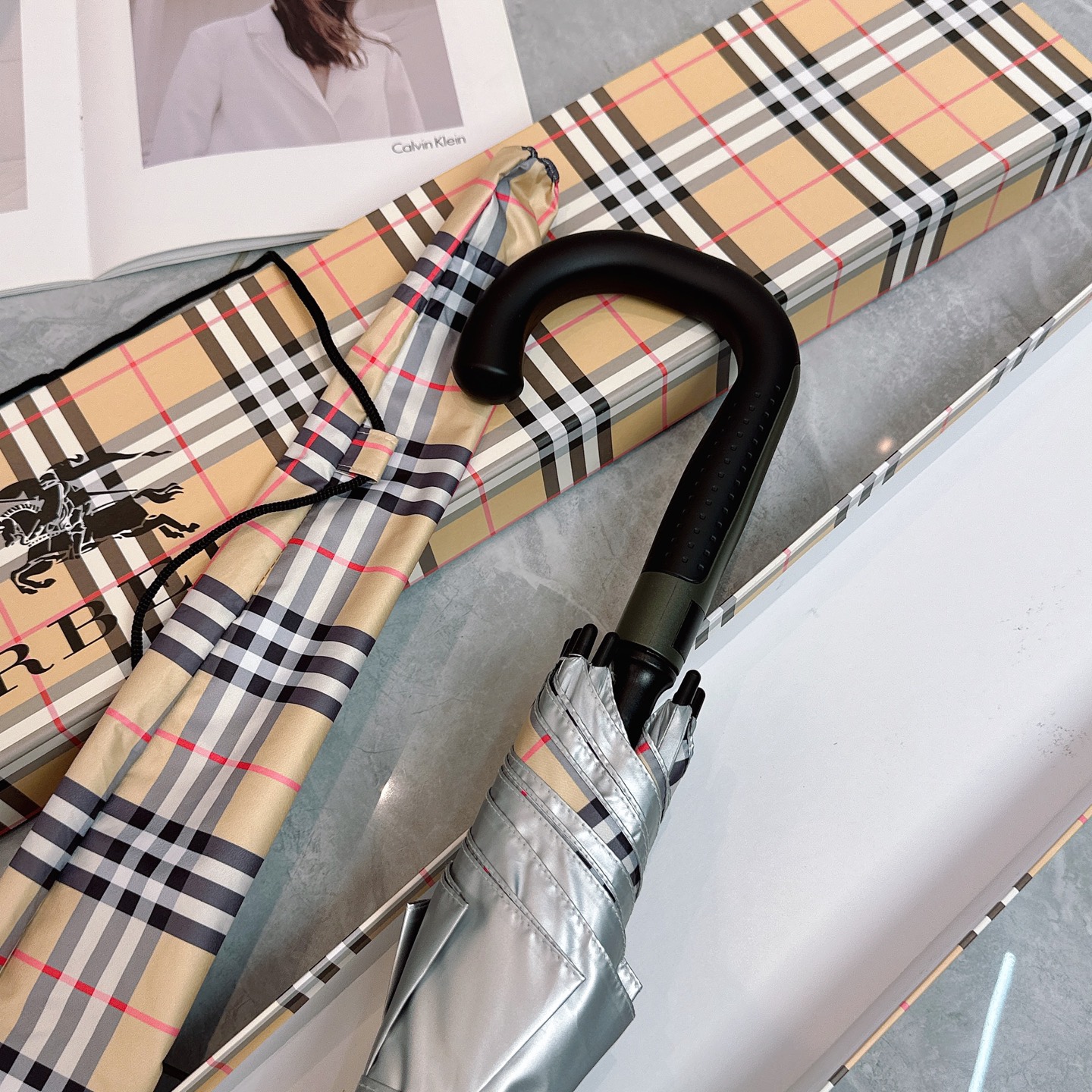   BURBERRY（巴宝莉）直杆长伞 原版包装+防尘布袋 高端手柄 贴合手掌更舒适火爆时尚单品，超轻铝