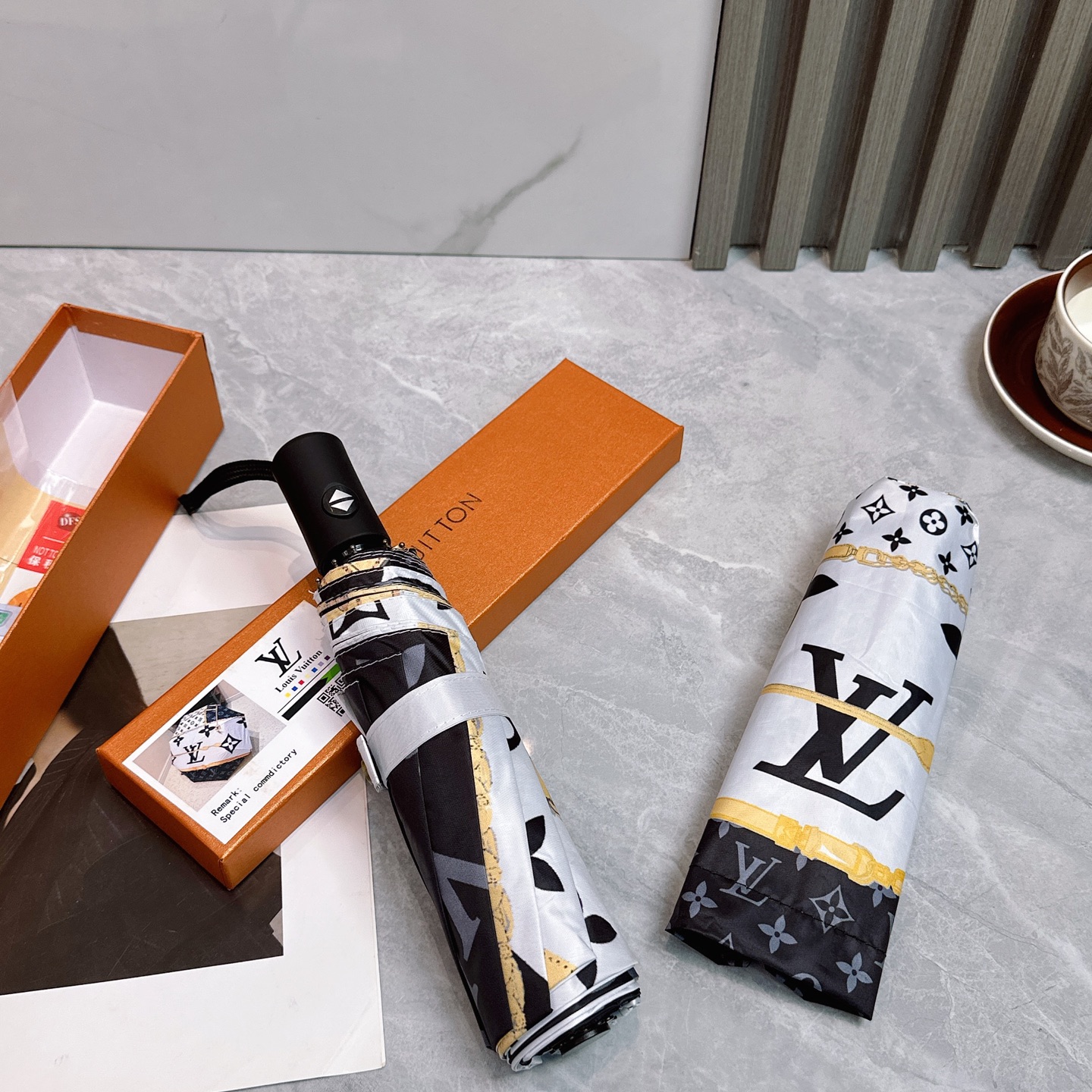  LV 路易威登三折防晒睛雨伞🔥🔥 2055夏季新款 全自动折叠晴雨伞 
内里黑色涂层防晒有效阻隔紫外线