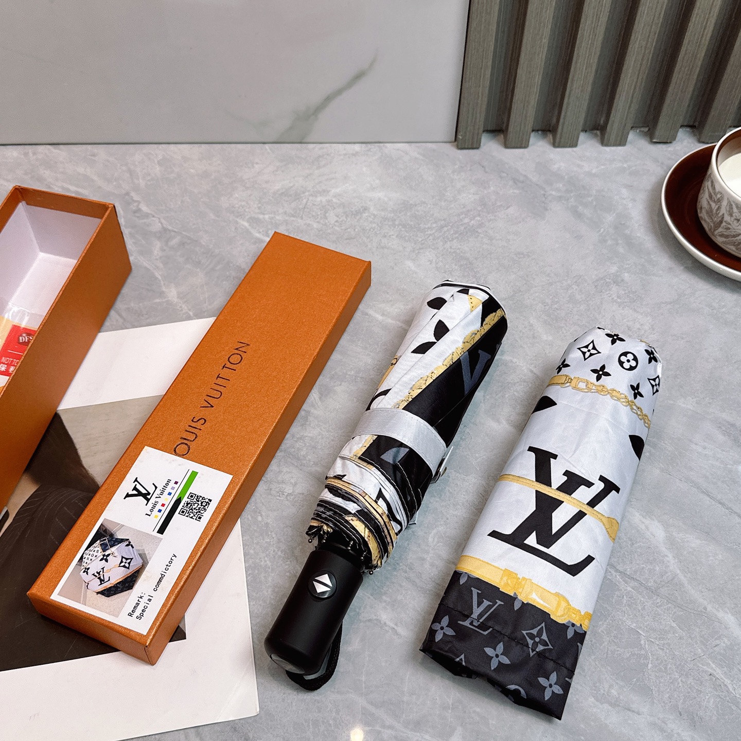  LV 路易威登三折防晒睛雨伞🔥🔥 2055夏季新款 全自动折叠晴雨伞 
内里黑色涂层防晒有效阻隔紫外线