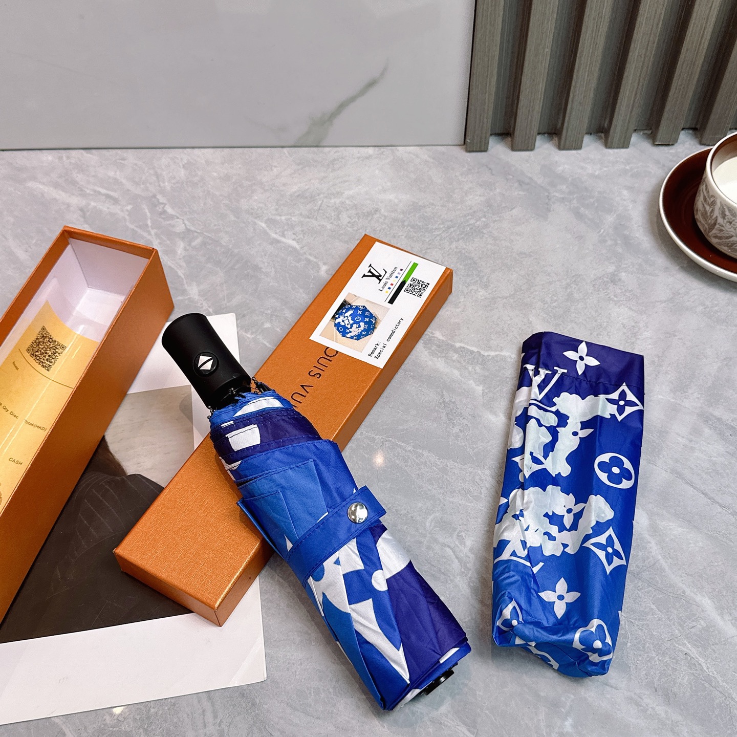  LV 路易威登三折防晒睛雨伞🔥🔥 2055夏季新款 全自动折叠晴雨伞 
内里黑色涂层防晒有效阻隔紫外线