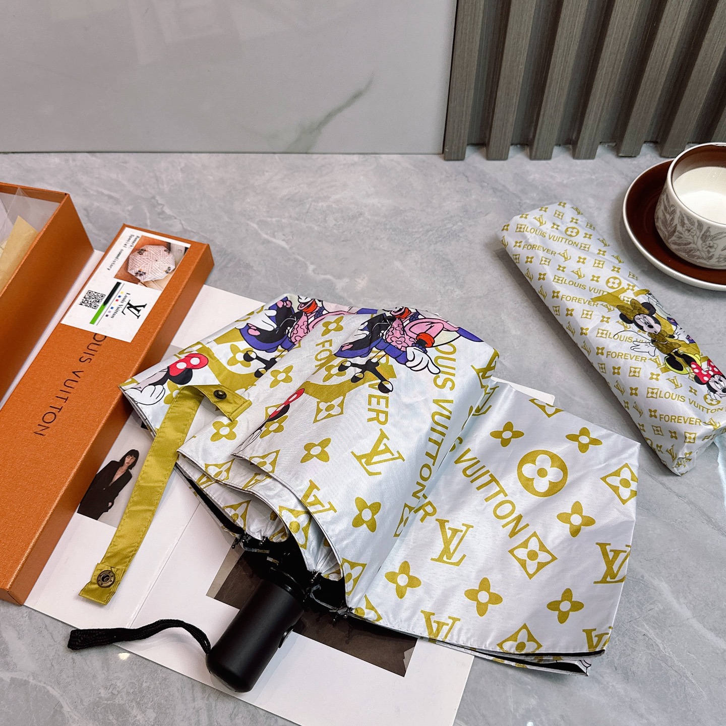  LV 路易威登三折防晒睛雨伞🔥🔥 2055夏季新款 全自动折叠晴雨伞 
内里黑色涂层防晒有效阻隔紫外线