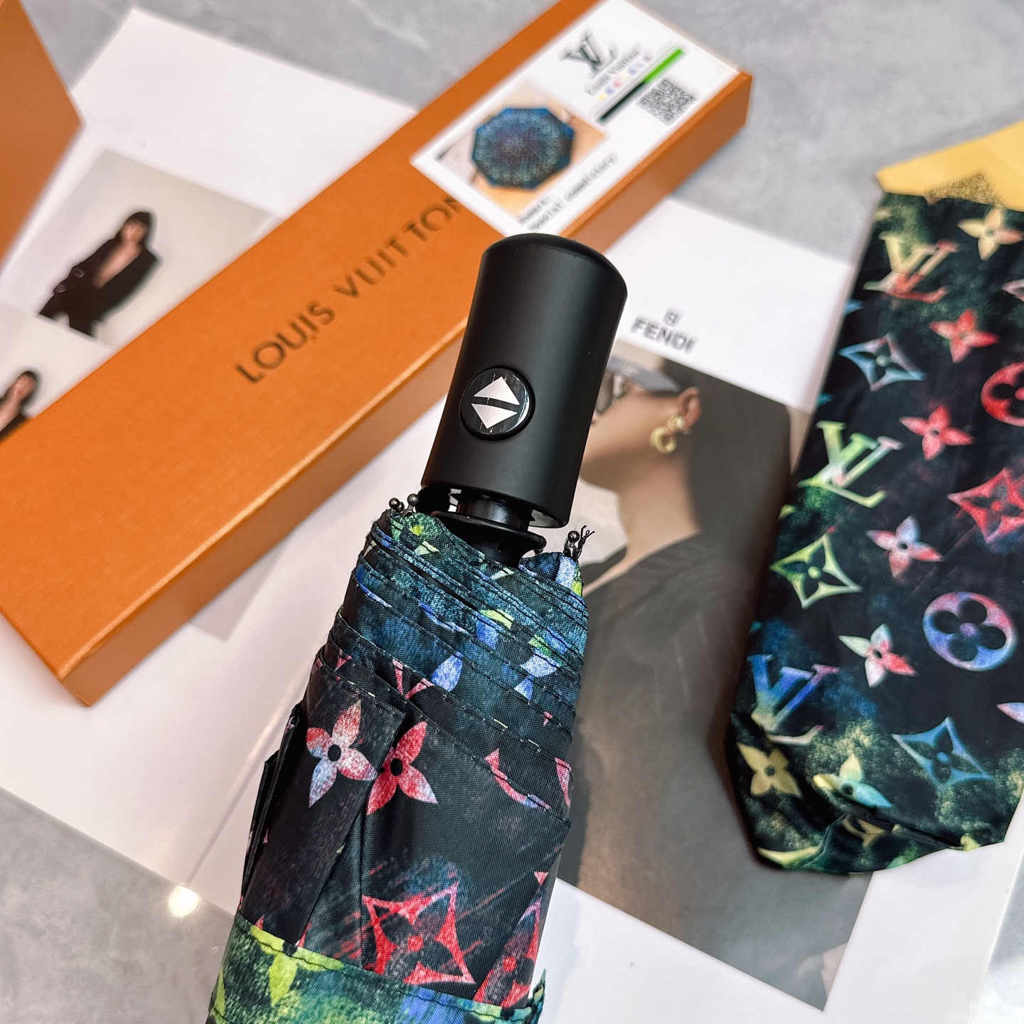  LV 路易威登三折防晒睛雨伞🔥🔥 2055夏季新款 全自动折叠晴雨伞 
内里黑色涂层防晒有效阻隔紫外线