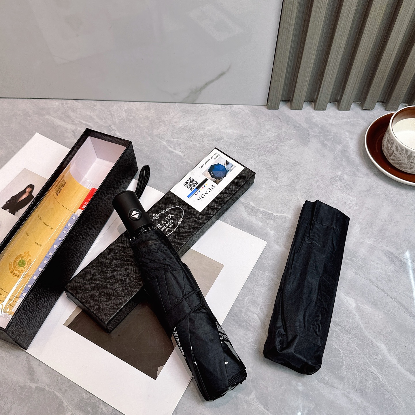  普拉达（PRADA）夏季新款 全自动折叠晴雨伞 
黑色涂层防晒有效阻隔紫外线99%，UPF>50 
所
