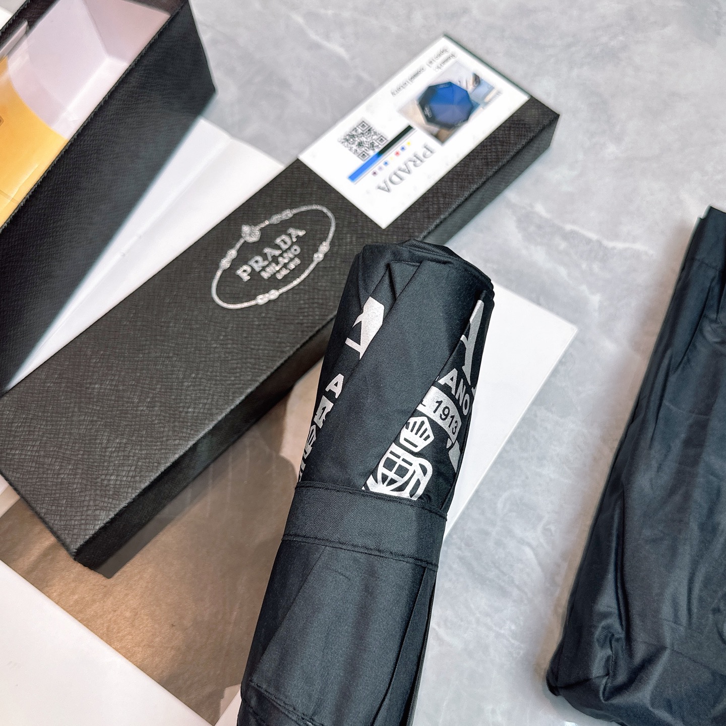  普拉达（PRADA）夏季新款 全自动折叠晴雨伞 
黑色涂层防晒有效阻隔紫外线99%，UPF>50 
所