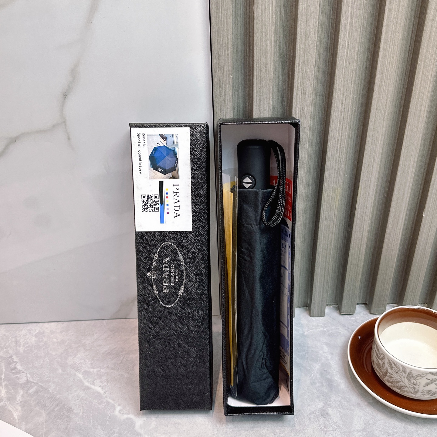  普拉达（PRADA）夏季新款 全自动折叠晴雨伞 
黑色涂层防晒有效阻隔紫外线99%，UPF>50 
所