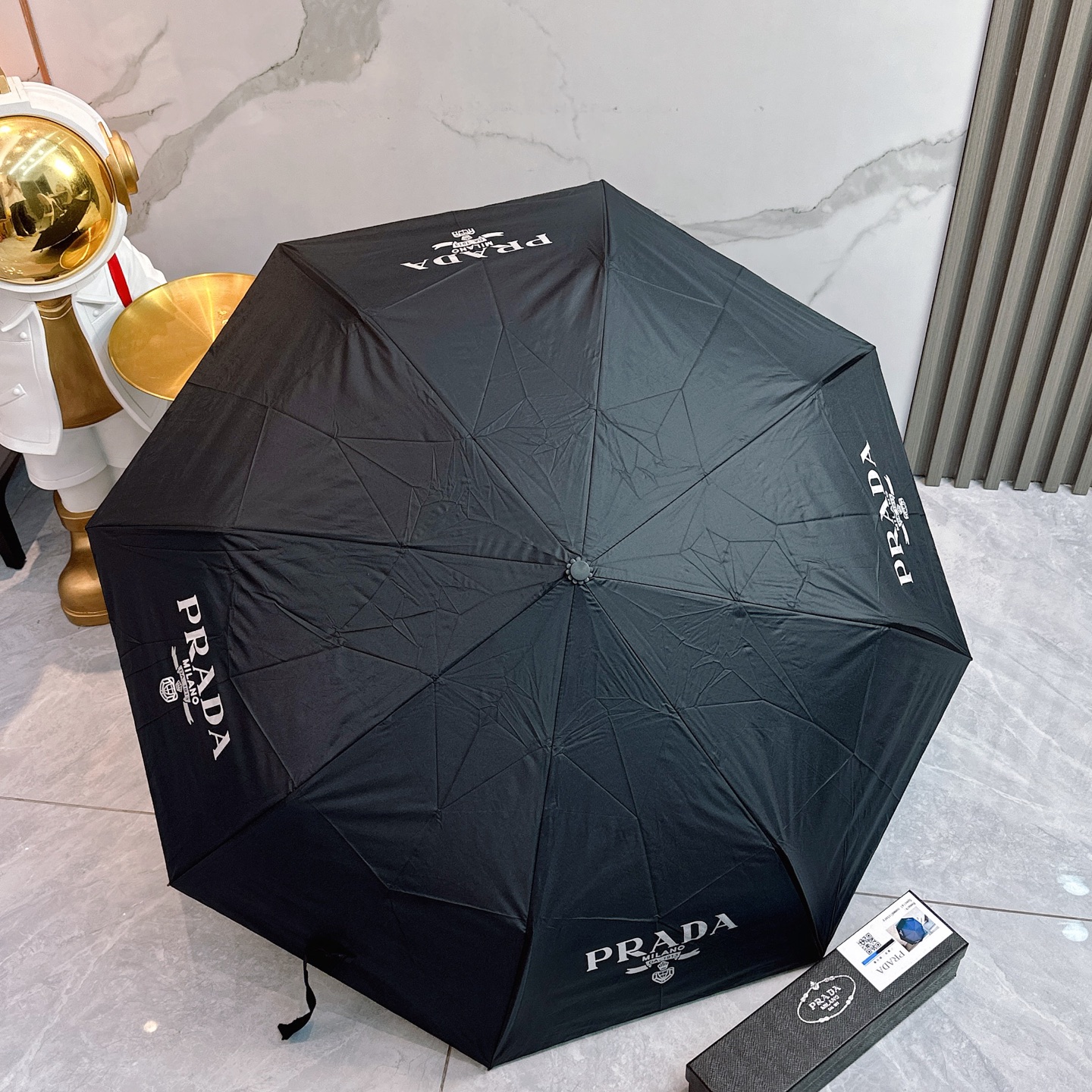  普拉达（PRADA）夏季新款 全自动折叠晴雨伞 
黑色涂层防晒有效阻隔紫外线99%，UPF>50 
所