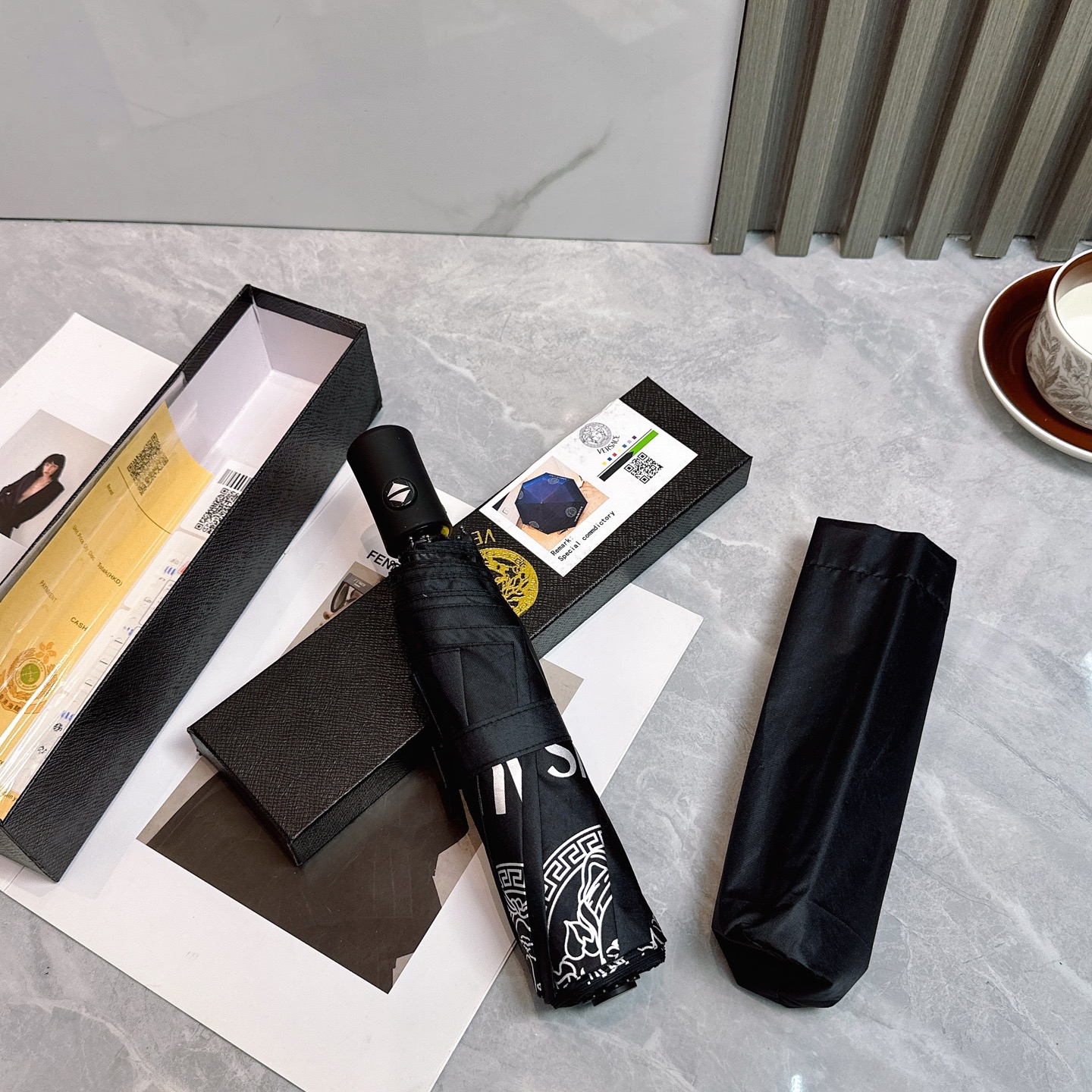  范思哲（VERSACE） 夏季新款 全自动折叠晴雨伞 
黑色涂层防晒有效阻隔紫外线99%，UPF>50