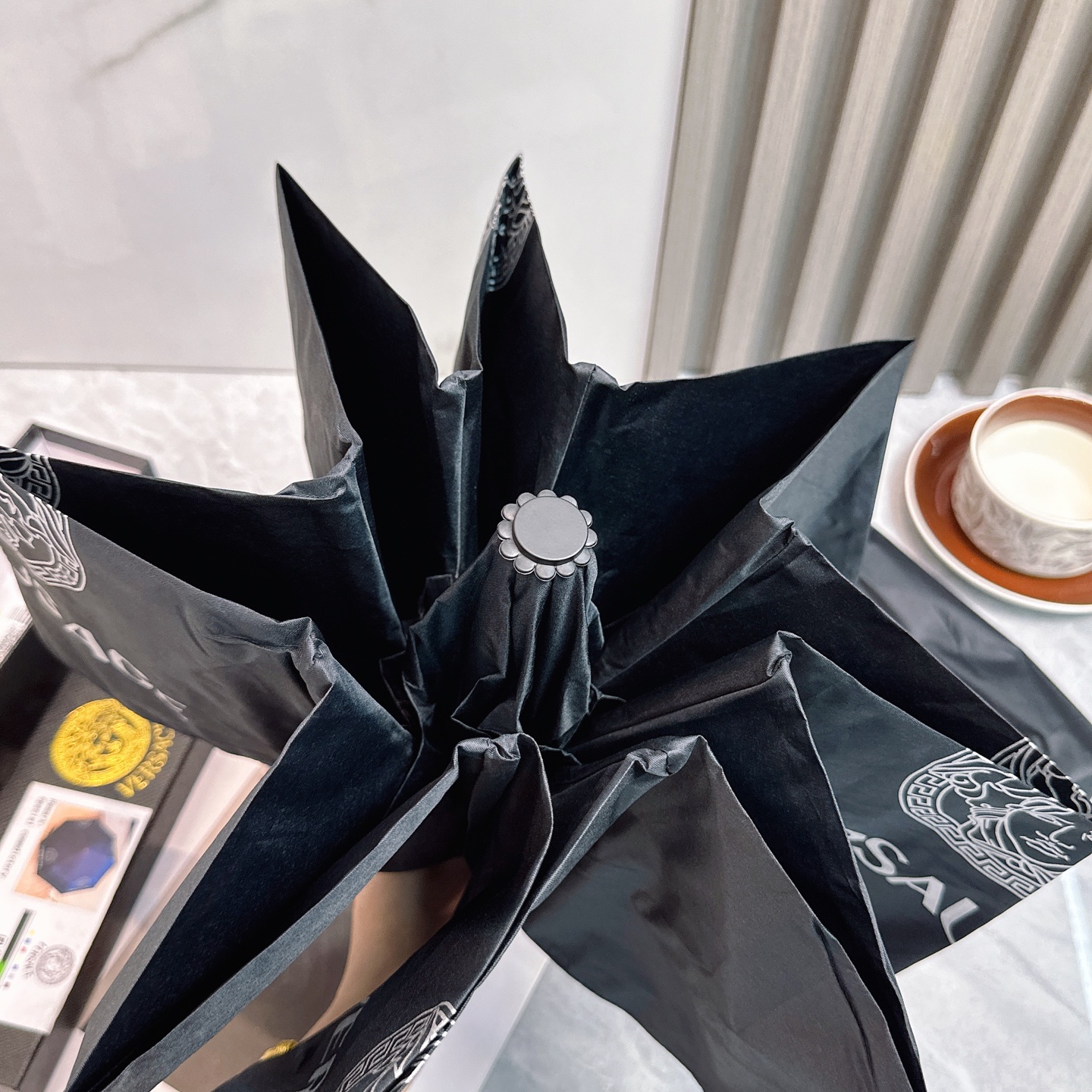  范思哲（VERSACE） 夏季新款 全自动折叠晴雨伞 
黑色涂层防晒有效阻隔紫外线99%，UPF>50