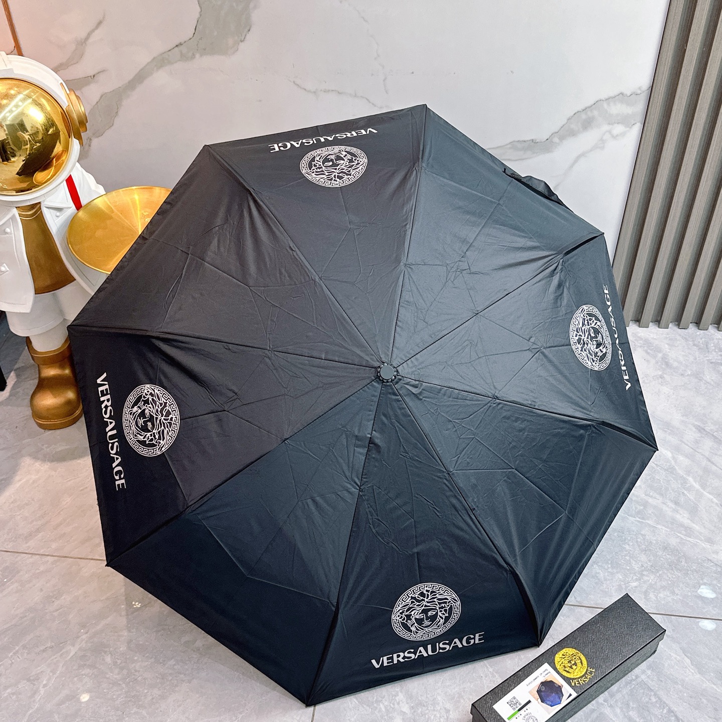  范思哲（VERSACE） 夏季新款 全自动折叠晴雨伞 
黑色涂层防晒有效阻隔紫外线99%，UPF>50