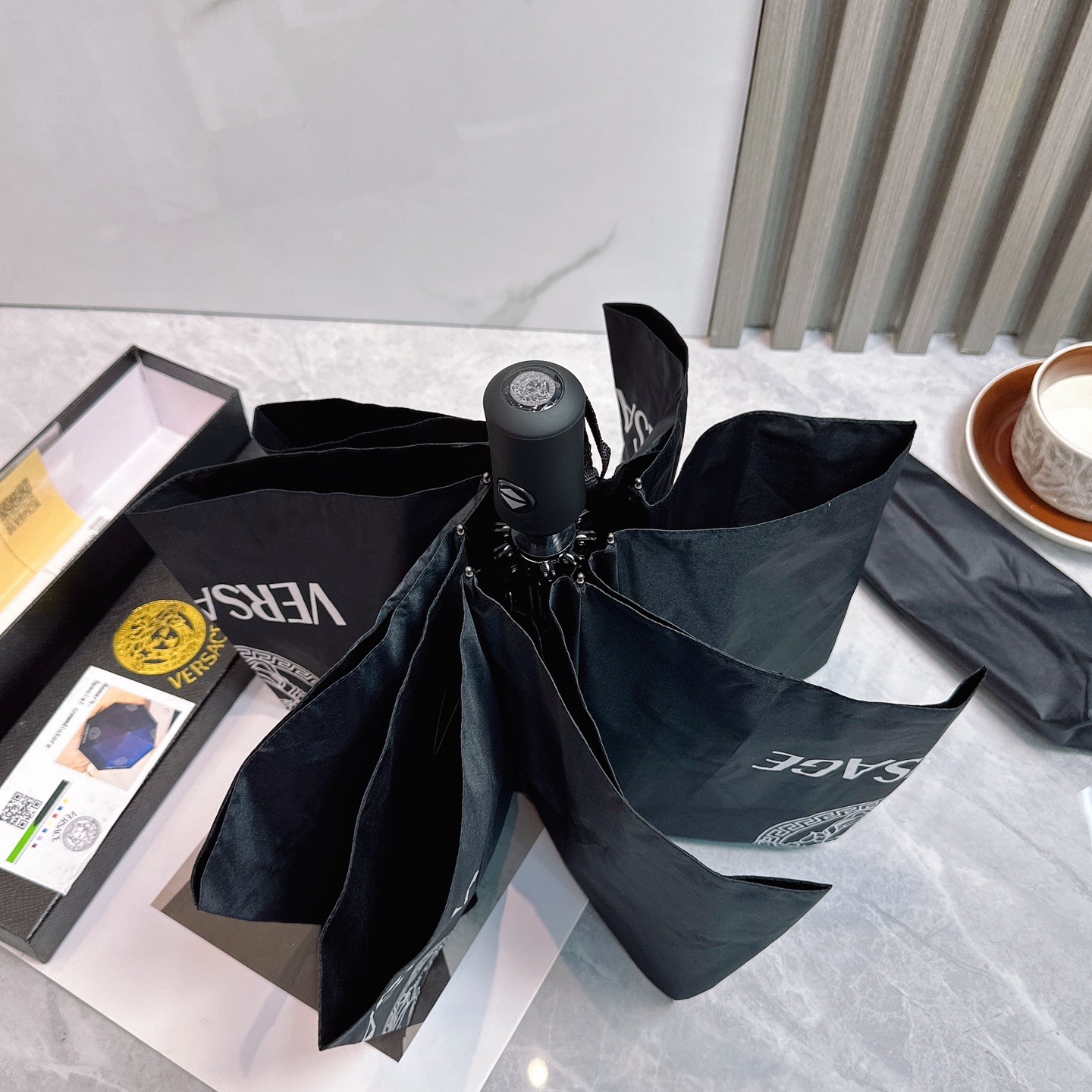  范思哲（VERSACE） 夏季新款 全自动折叠晴雨伞 
黑色涂层防晒有效阻隔紫外线99%，UPF>50