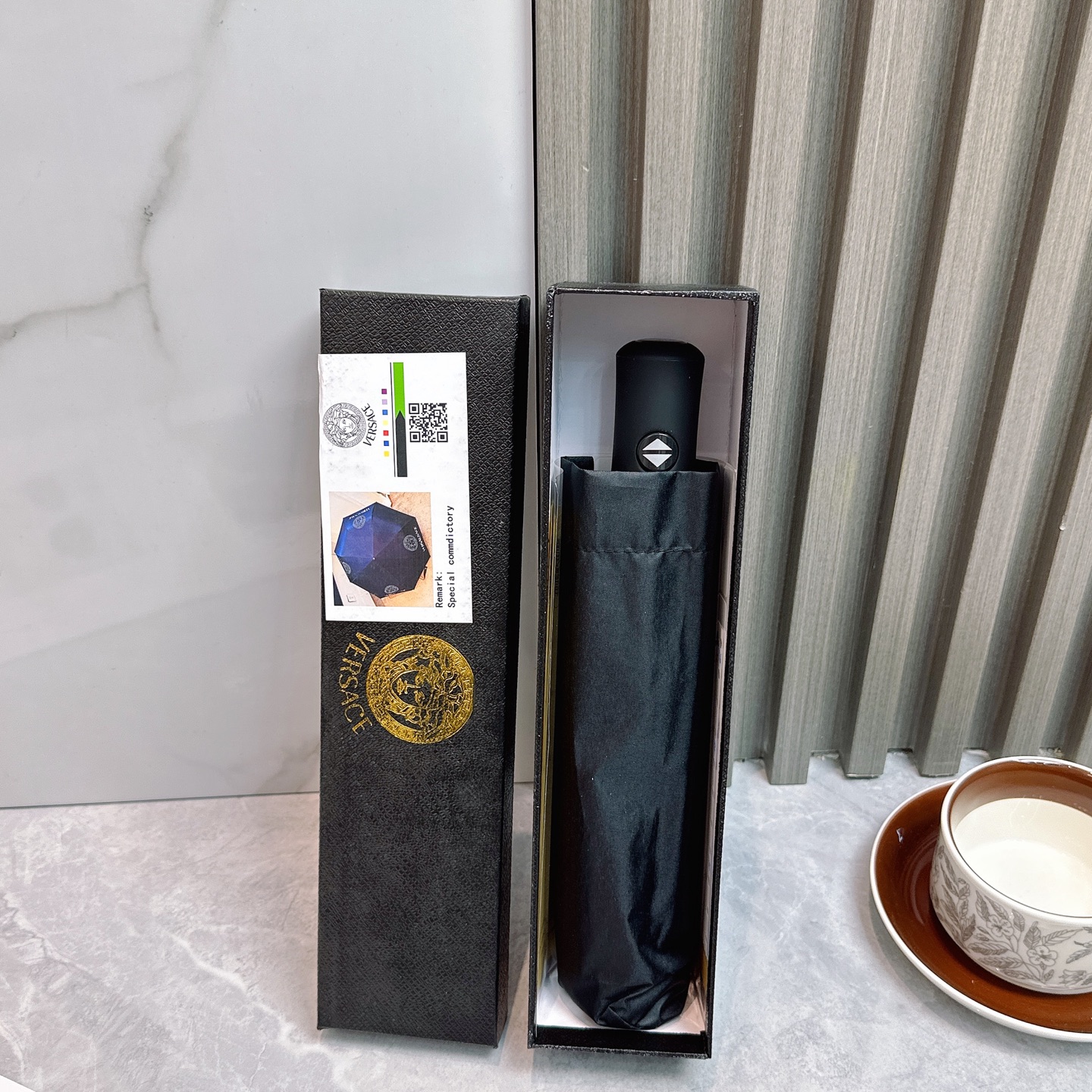 范思哲（VERSACE） 夏季新款 全自动折叠晴雨伞 
黑色涂层防晒有效阻隔紫外线99%，UPF>50