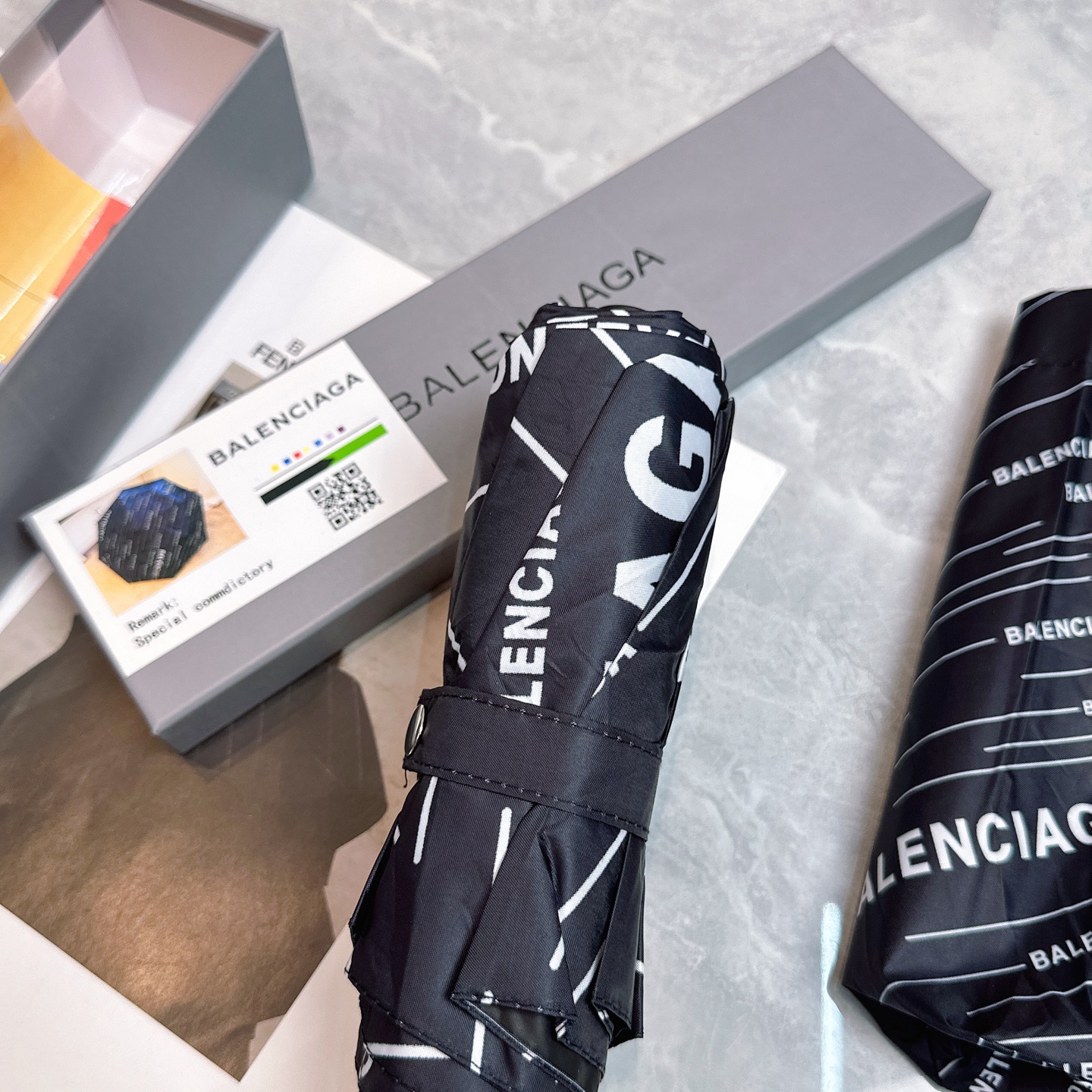  Balenciaga（巴黎世家）夏季新款 全自动折叠晴雨伞 
黑色涂层防晒有效阻隔紫外线99%，UPF