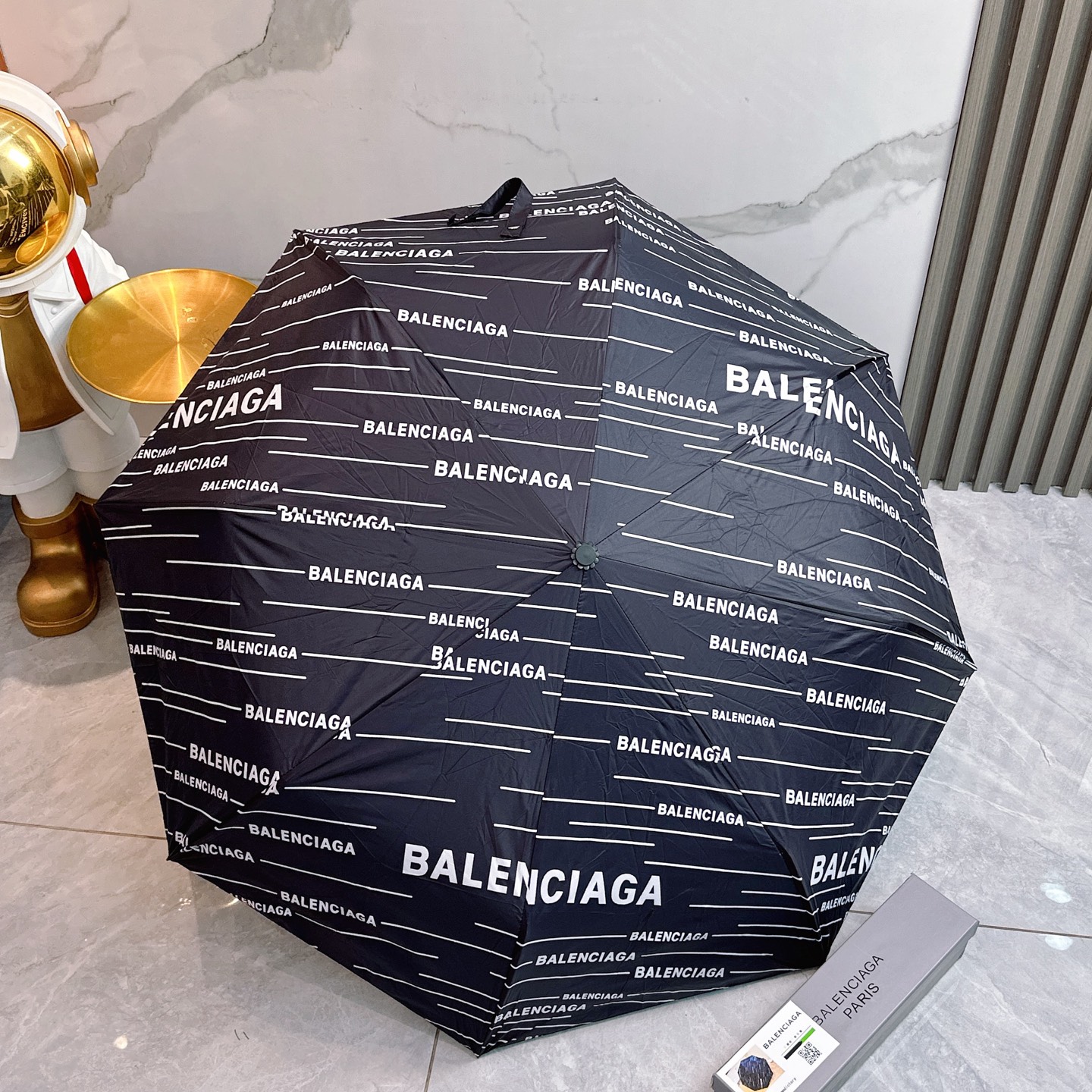  Balenciaga（巴黎世家）夏季新款 全自动折叠晴雨伞 
黑色涂层防晒有效阻隔紫外线99%，UPF