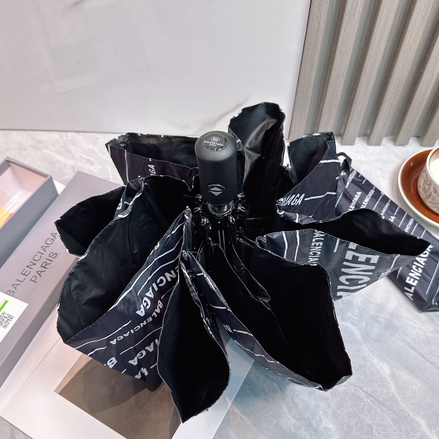  Balenciaga（巴黎世家）夏季新款 全自动折叠晴雨伞 
黑色涂层防晒有效阻隔紫外线99%，UPF