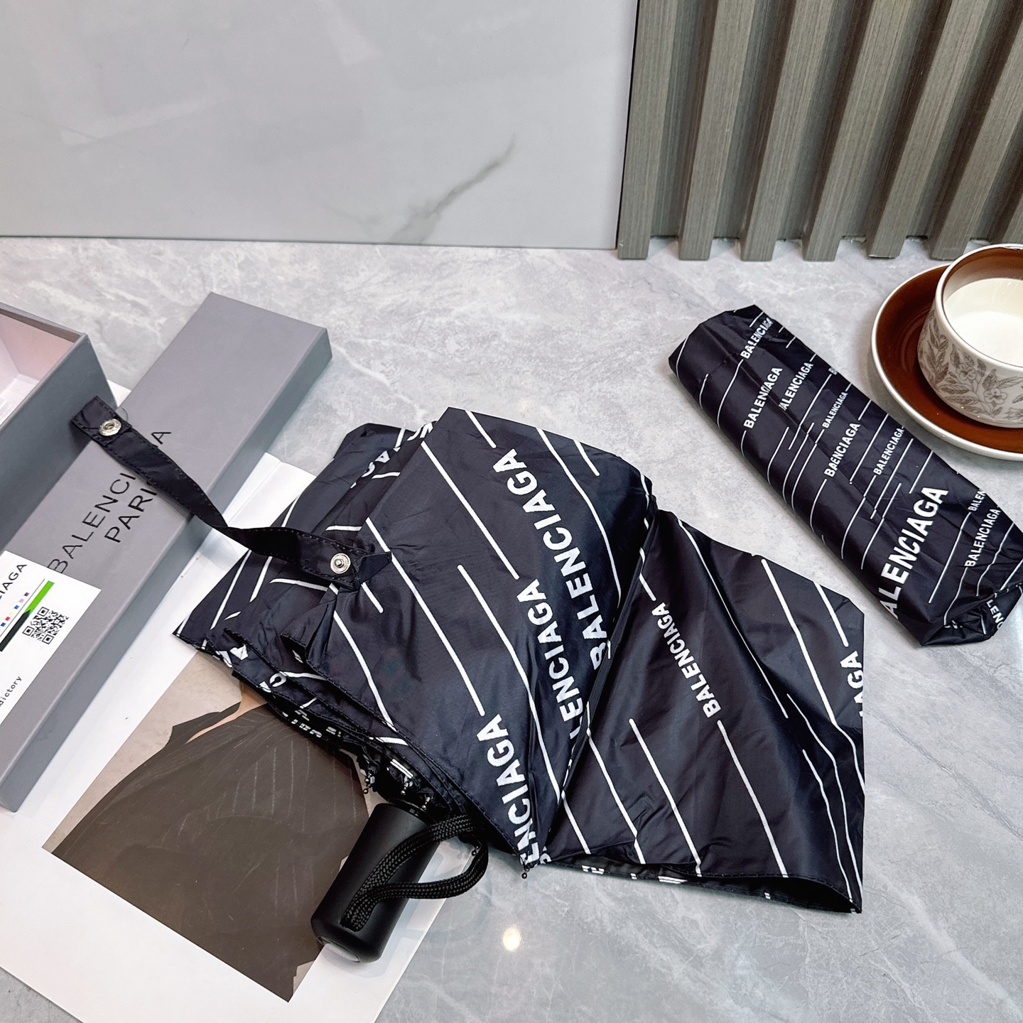  Balenciaga（巴黎世家）夏季新款 全自动折叠晴雨伞 
黑色涂层防晒有效阻隔紫外线99%，UPF