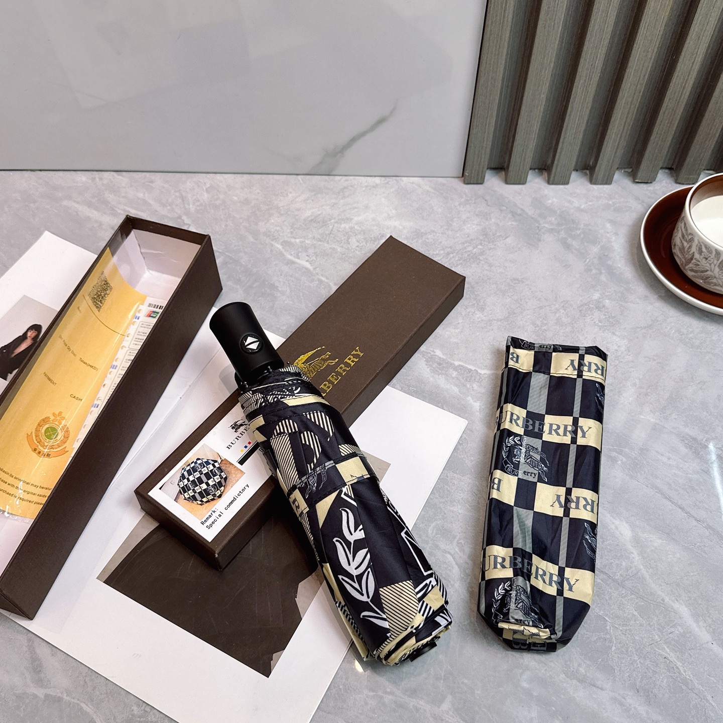  BURBERRY（巴宝莉）夏季新款 全自动折叠晴雨伞 
黑色涂层防晒有效阻隔紫外线99%，UPF>50