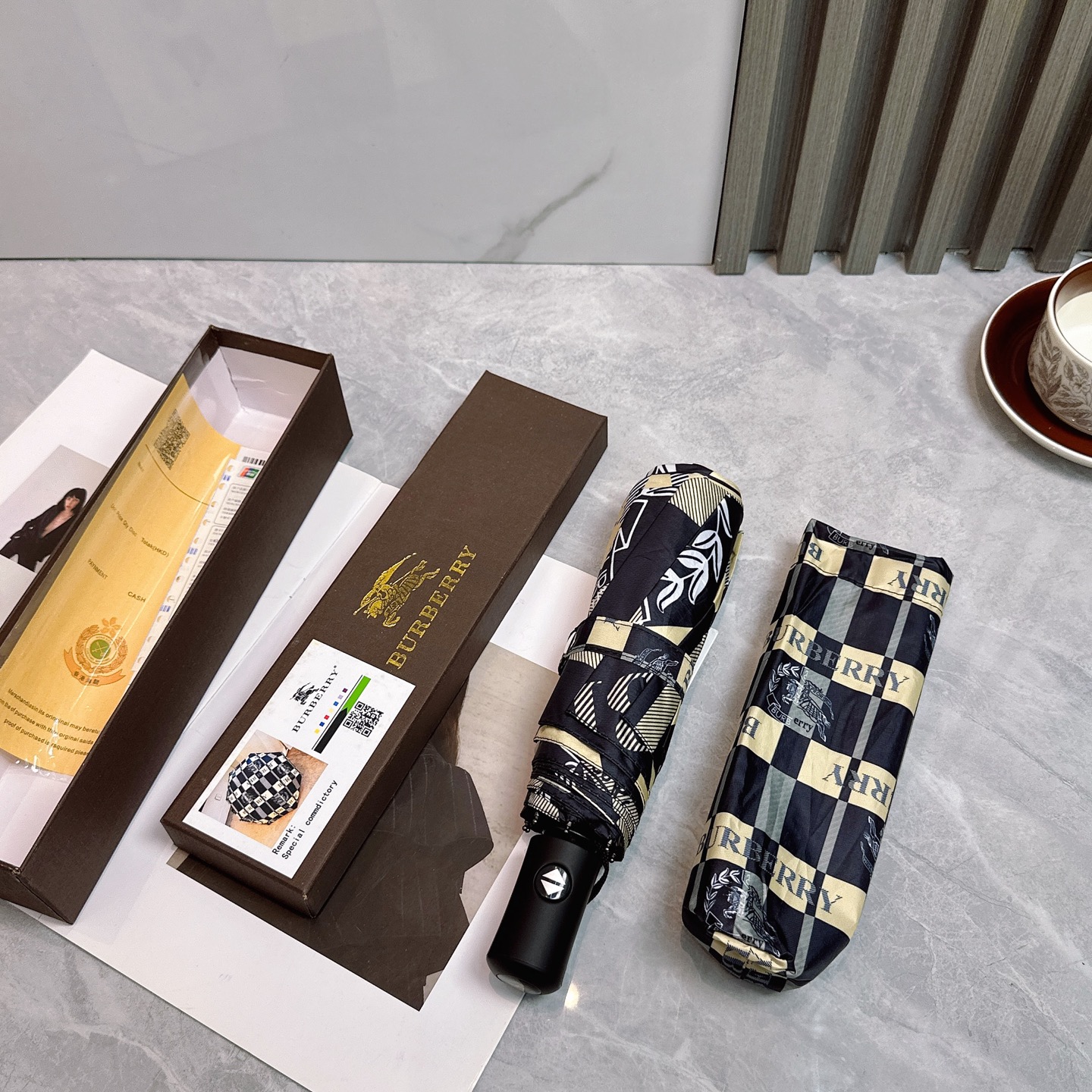  BURBERRY（巴宝莉）夏季新款 全自动折叠晴雨伞 
黑色涂层防晒有效阻隔紫外线99%，UPF>50