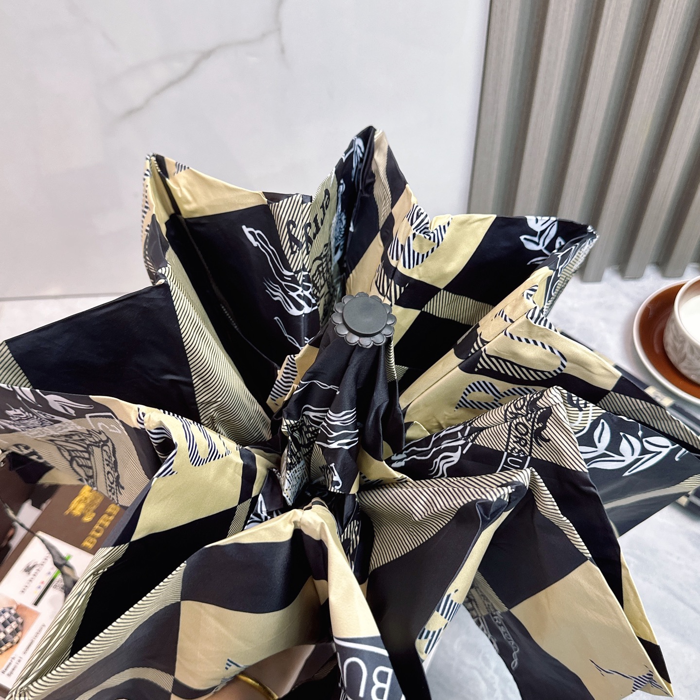  BURBERRY（巴宝莉）夏季新款 全自动折叠晴雨伞 
黑色涂层防晒有效阻隔紫外线99%，UPF>50