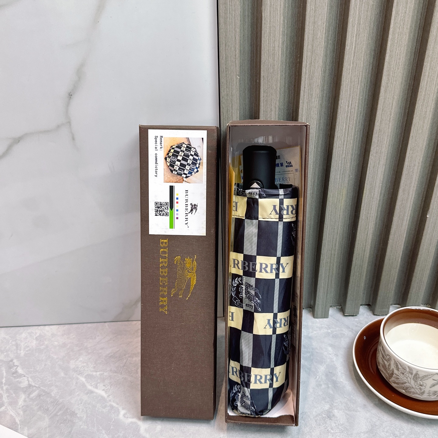  BURBERRY（巴宝莉）夏季新款 全自动折叠晴雨伞 
黑色涂层防晒有效阻隔紫外线99%，UPF>50
