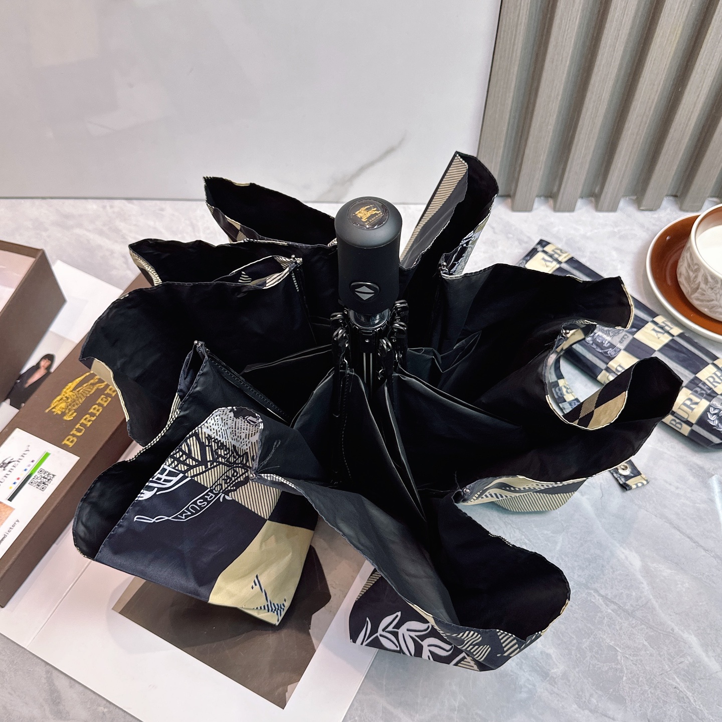  BURBERRY（巴宝莉）夏季新款 全自动折叠晴雨伞 
黑色涂层防晒有效阻隔紫外线99%，UPF>50