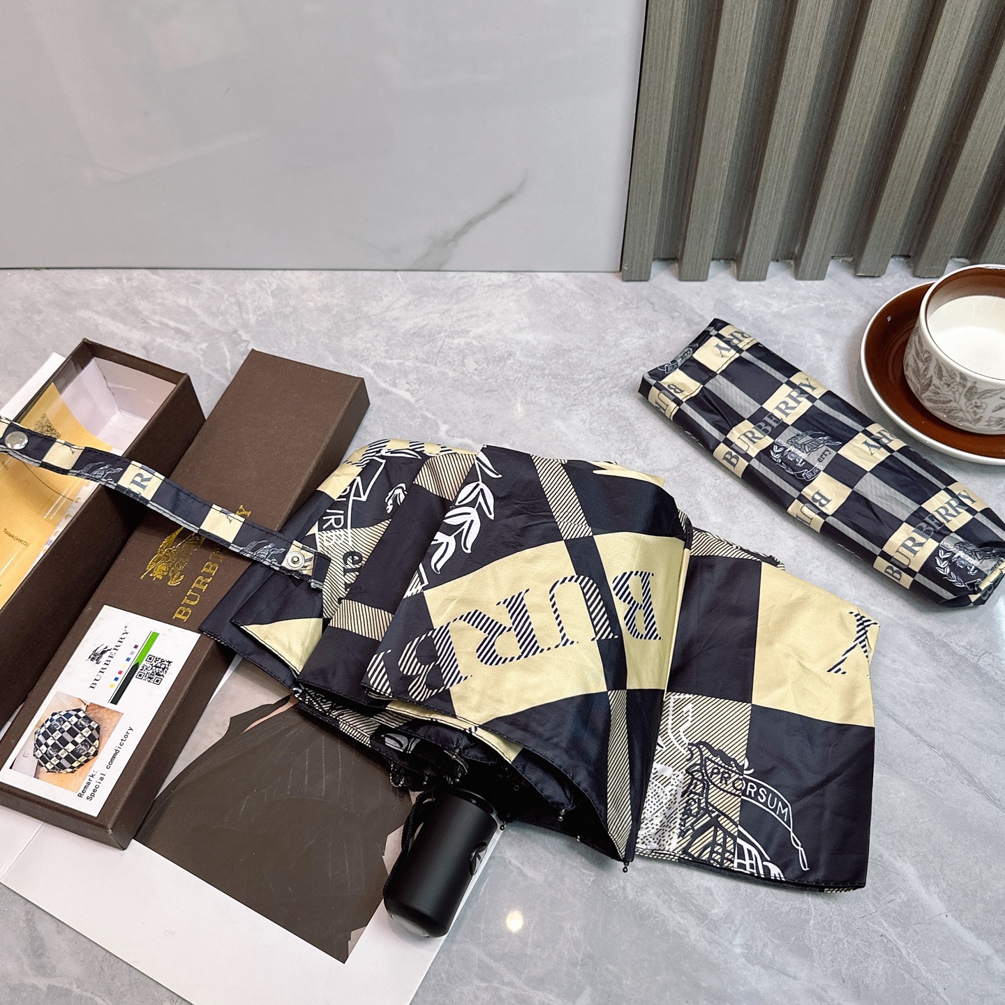  BURBERRY（巴宝莉）夏季新款 全自动折叠晴雨伞 
黑色涂层防晒有效阻隔紫外线99%，UPF>50