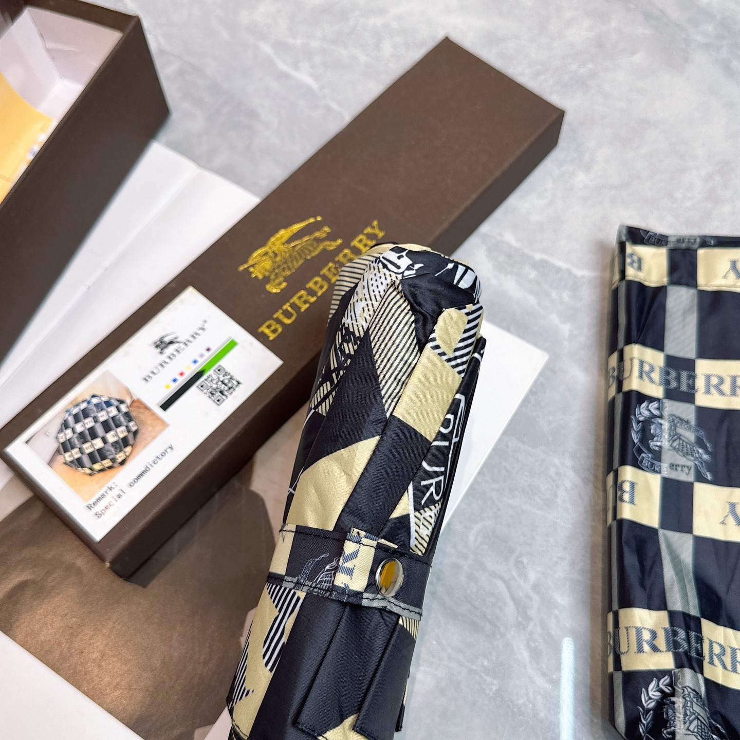  BURBERRY（巴宝莉）夏季新款 全自动折叠晴雨伞 
黑色涂层防晒有效阻隔紫外线99%，UPF>50