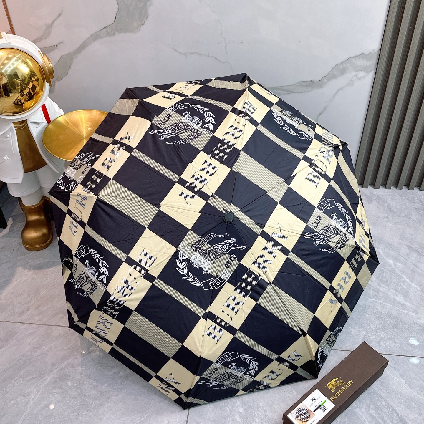 BURBERRY（巴宝莉）夏季新款 全自动折叠晴雨伞 
黑色涂层防晒有效阻隔紫外线99%，UPF>50