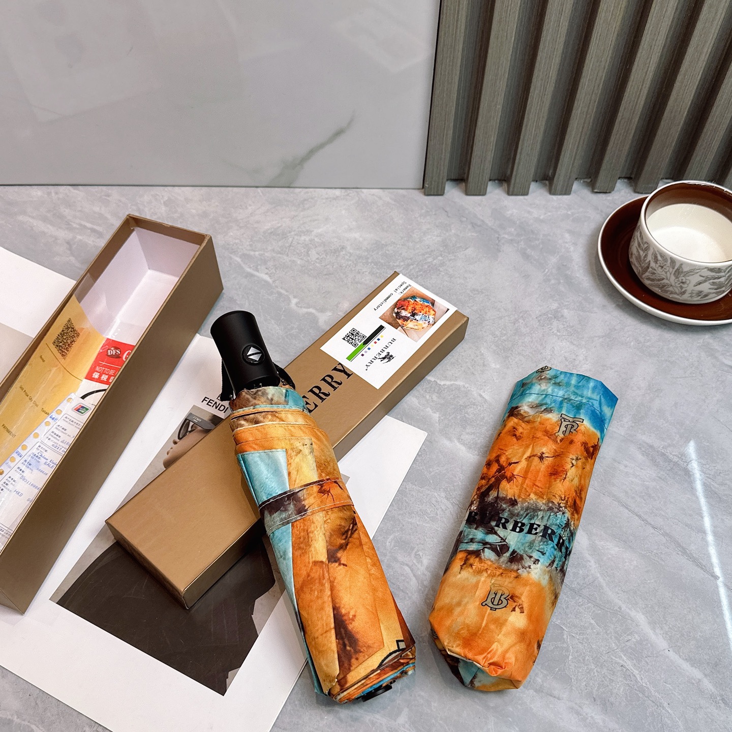  BURBERRY（巴宝莉）夏季新款 全自动折叠晴雨伞 
黑色涂层防晒有效阻隔紫外线99%，UPF>50
