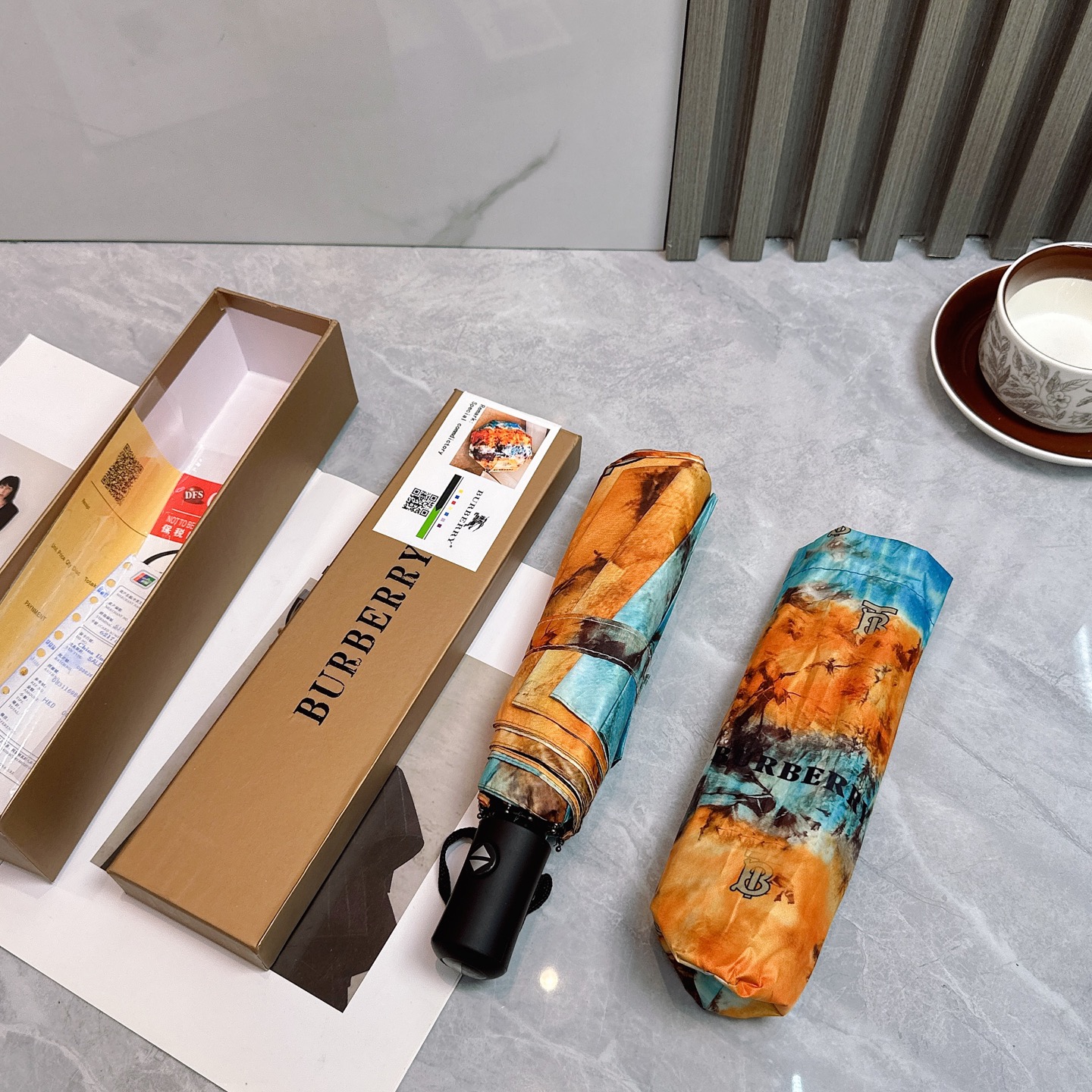  BURBERRY（巴宝莉）夏季新款 全自动折叠晴雨伞 
黑色涂层防晒有效阻隔紫外线99%，UPF>50