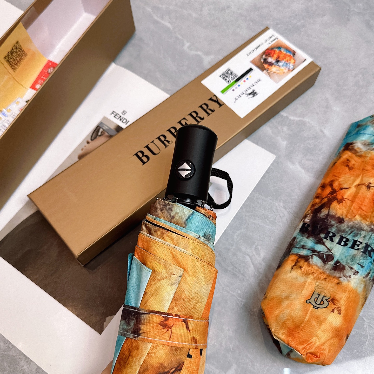  BURBERRY（巴宝莉）夏季新款 全自动折叠晴雨伞 
黑色涂层防晒有效阻隔紫外线99%，UPF>50